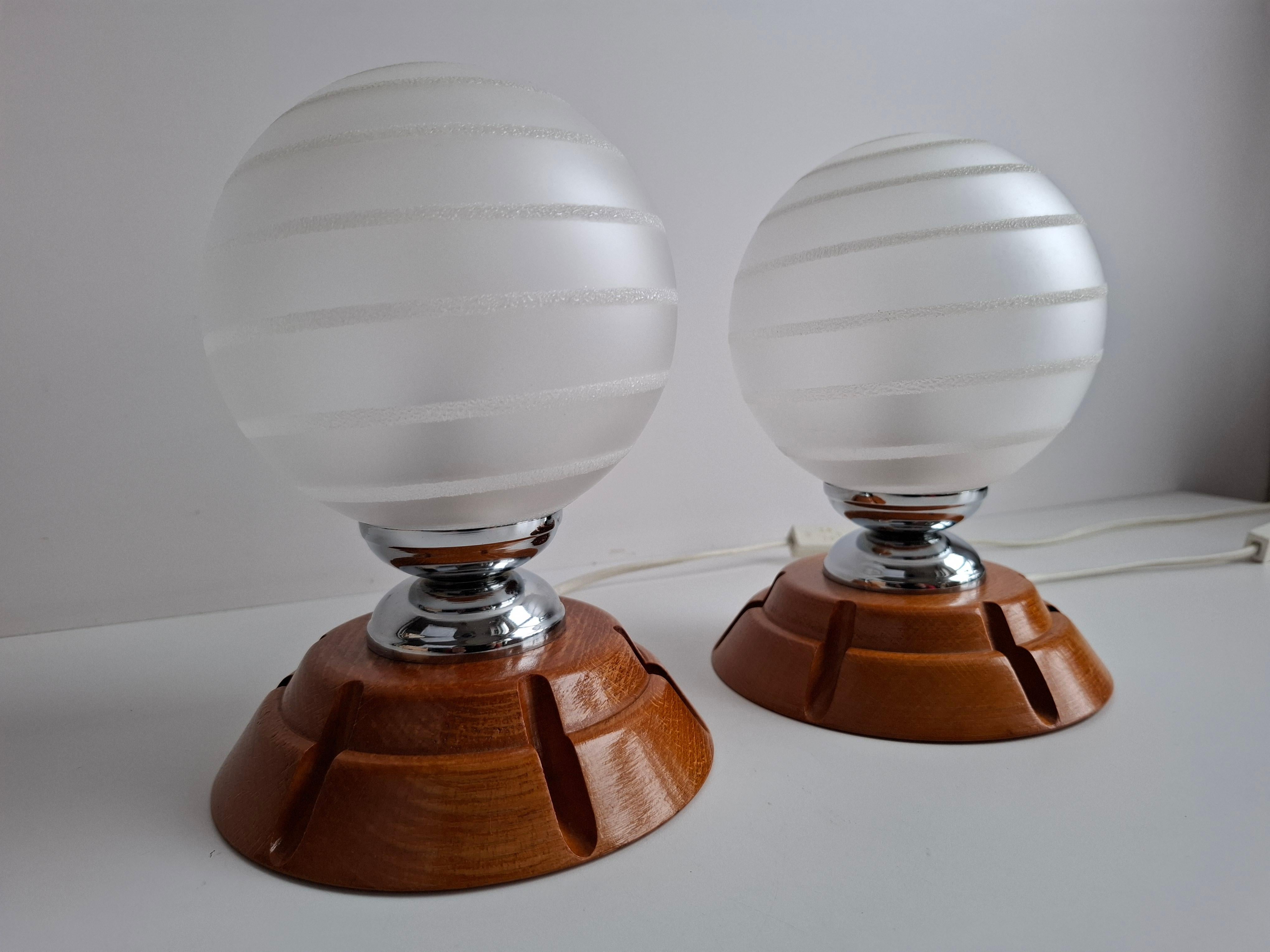 Paire de lampes de table en bois tchèque et verre dépoli du milieu du siècle, 1990 en vente 1