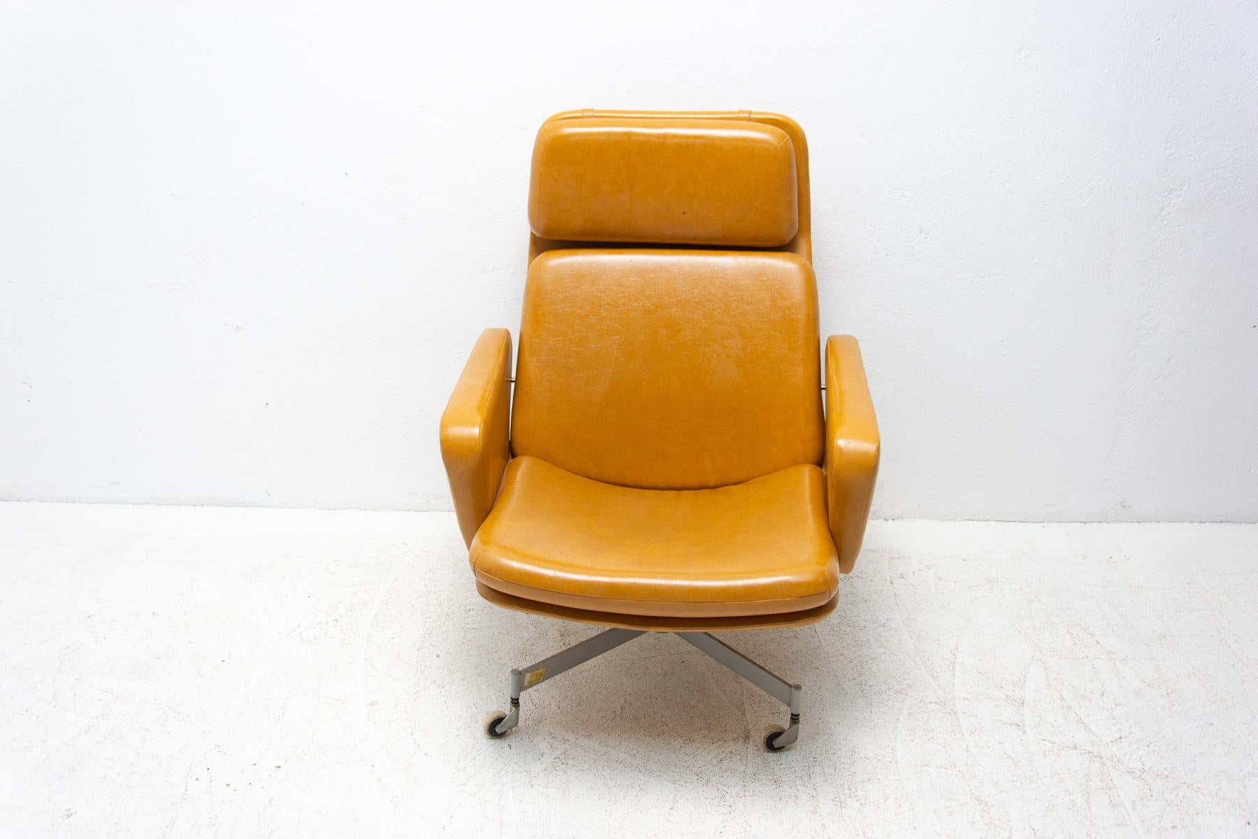 Pair of Mid Century Czechoslovak Swivel Armchairs, 1970´s 5