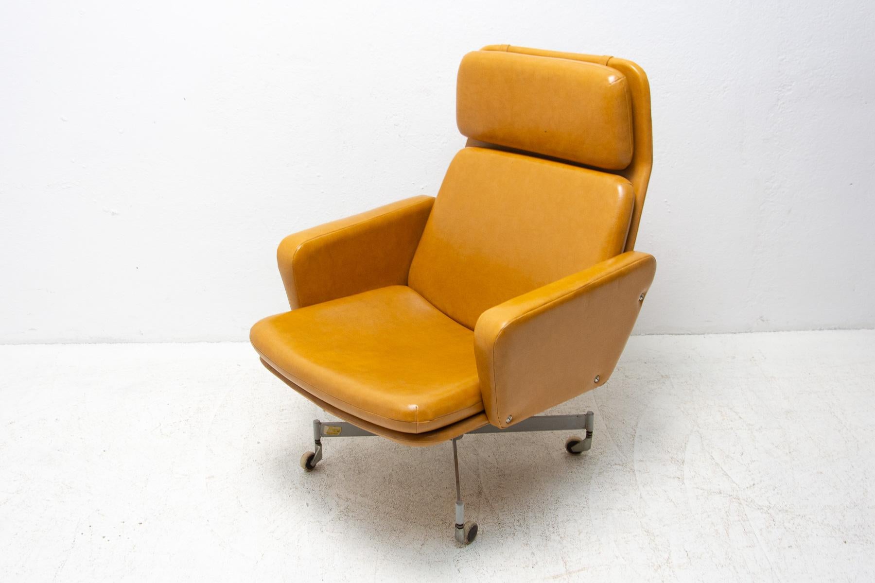 Pair of Mid Century Czechoslovak Swivel Armchairs, 1970´s 8