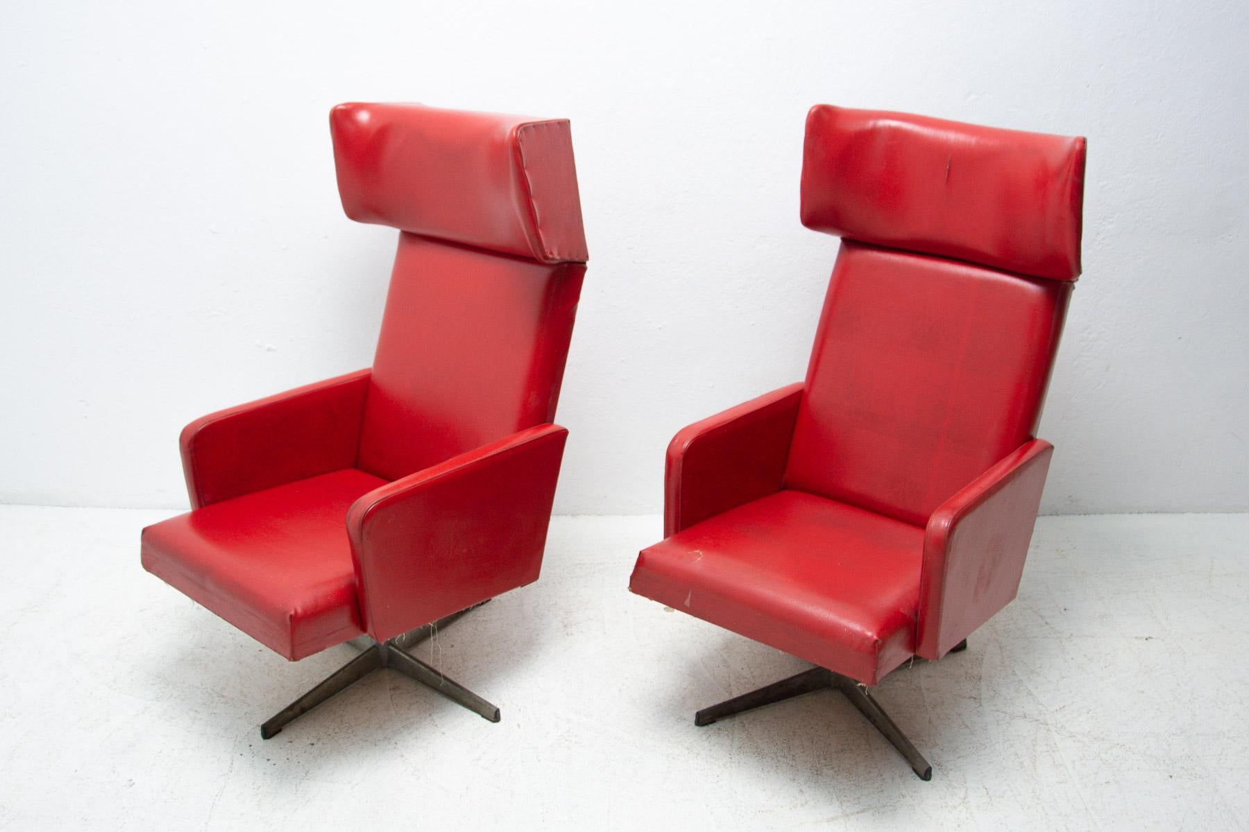 Pair of Mid Century Czechoslovak Swivel Armchairs, 1970's In Good Condition For Sale In Prague 8, CZ