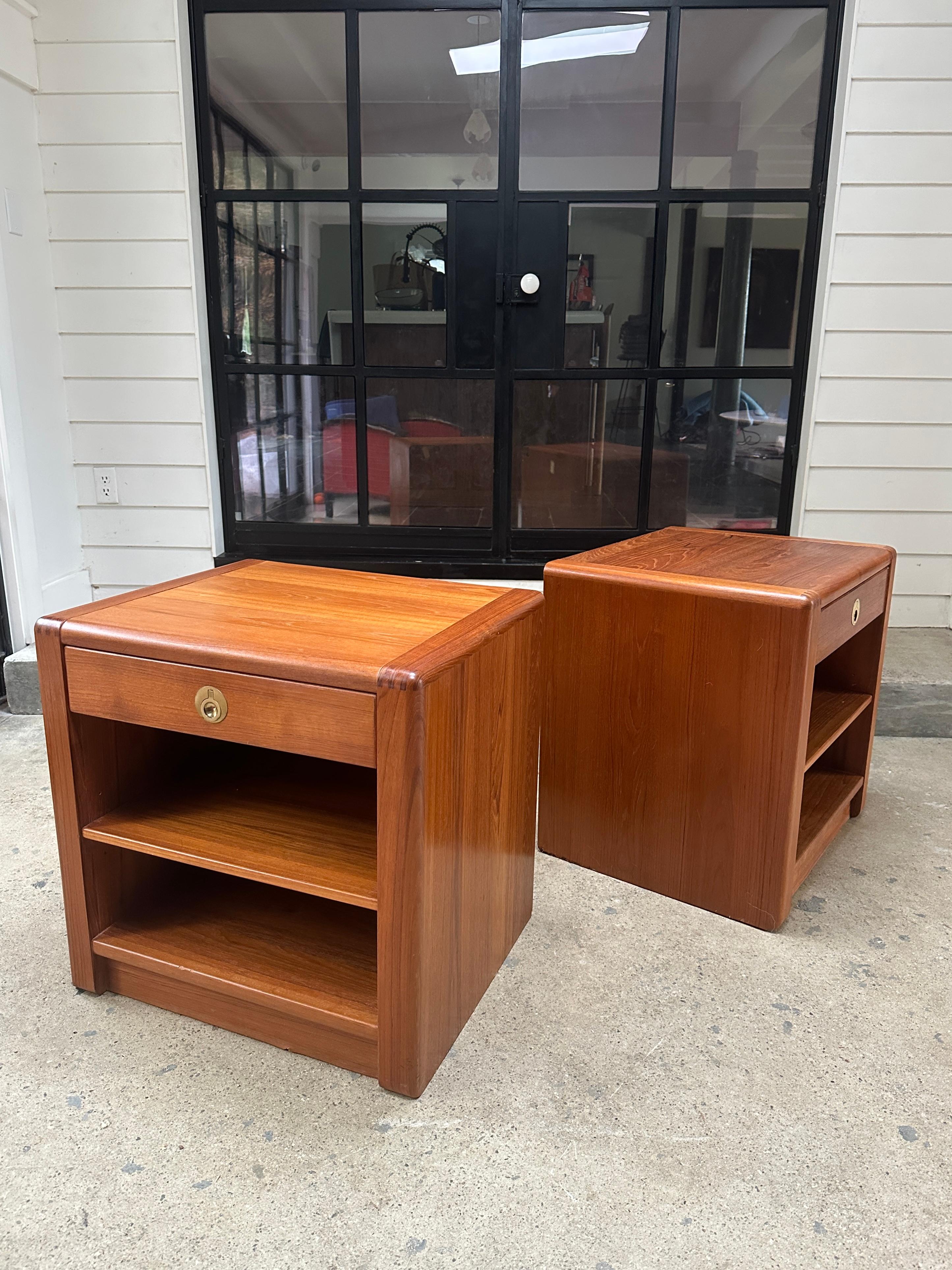 Pair of Mid Century D-Scan Captain Line teak nightstands For Sale 3