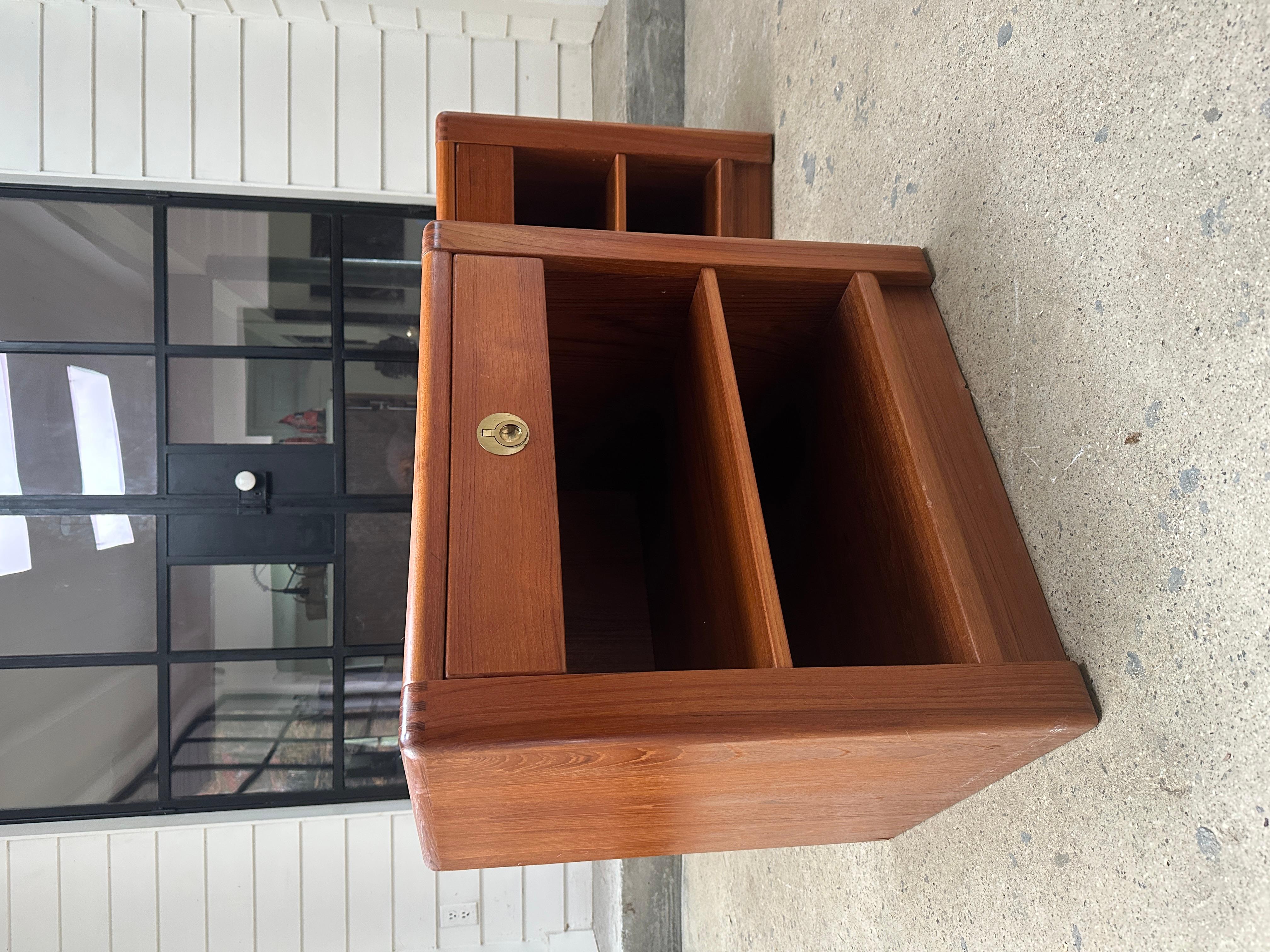 Mid-Century Modern Pair of Mid Century D-Scan Captain Line teak nightstands For Sale