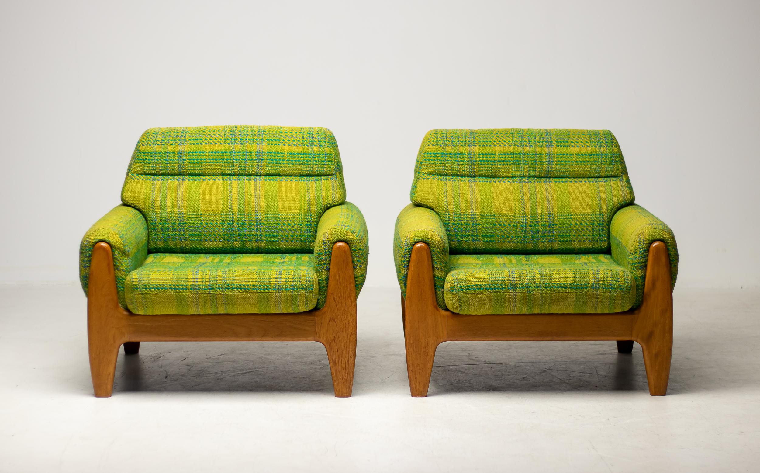Beautiful and rare pair of lounge chairs by Illum Wikkelsø in teak and original green wool upholstery.
The upholstery is still in remarkable condition.
Priced as a set.

Illum Wikkelsø was born in 1919 in Denmark. After training as a