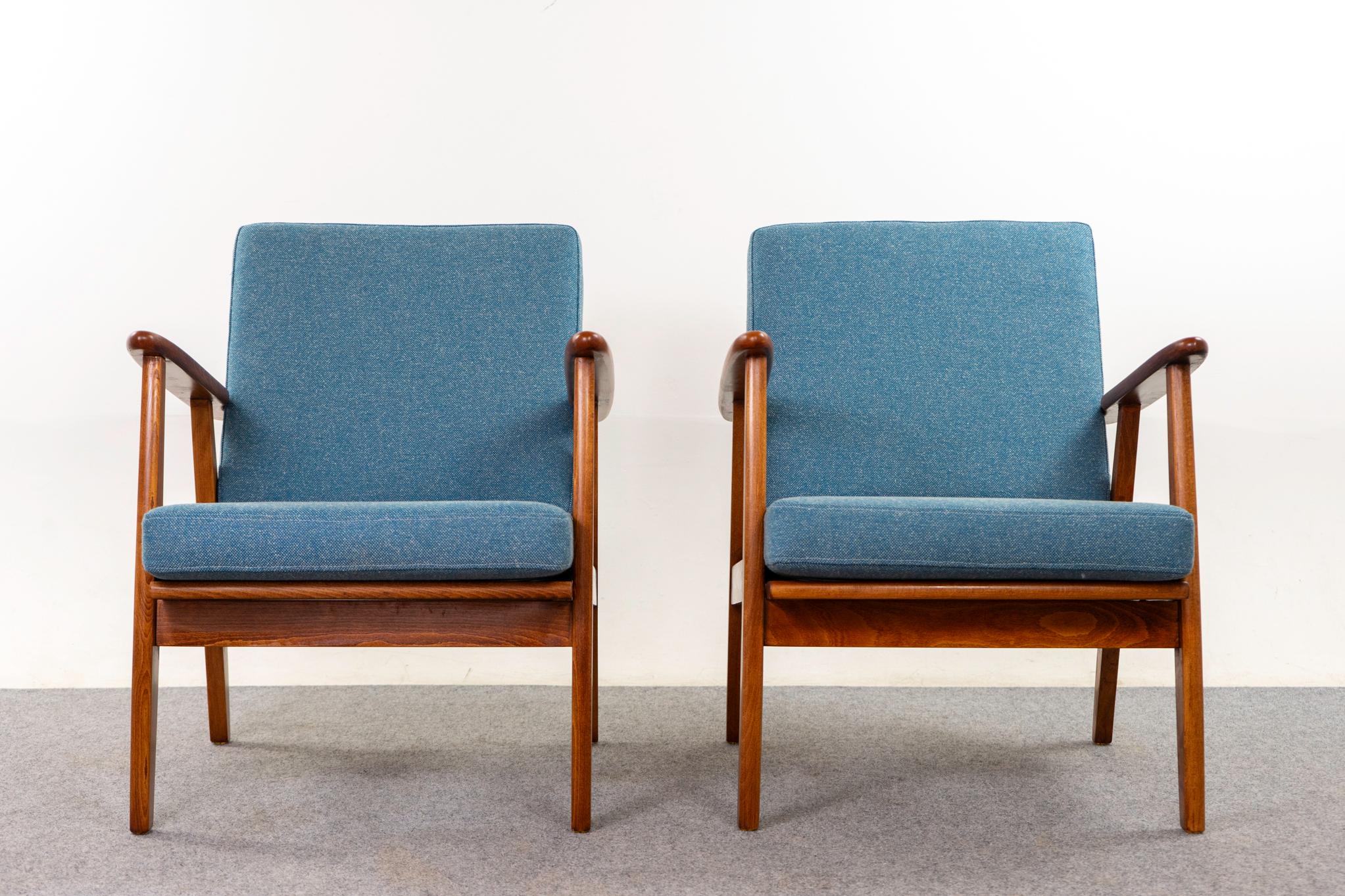 Chaises longues eech, vers les années 1960. Cadres en bois de hêtre massif aux tons chauds, élégants et modernes, à la silhouette spectaculaire. Nouvelle sellerie en soie et laine de qualité avec un toucher magnifique. Les sangles et les coussins du