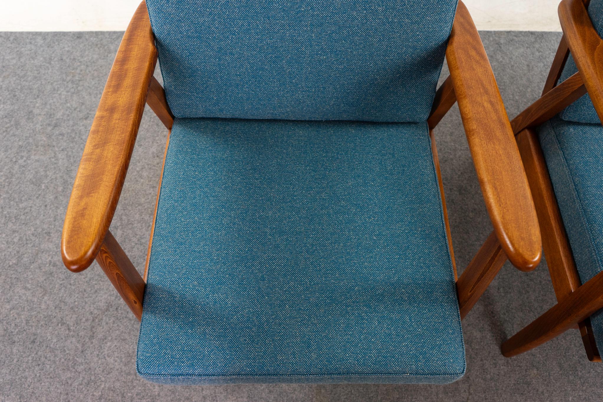 Danois Paire de chaises longues danoises en hêtre du milieu du siècle dernier en vente
