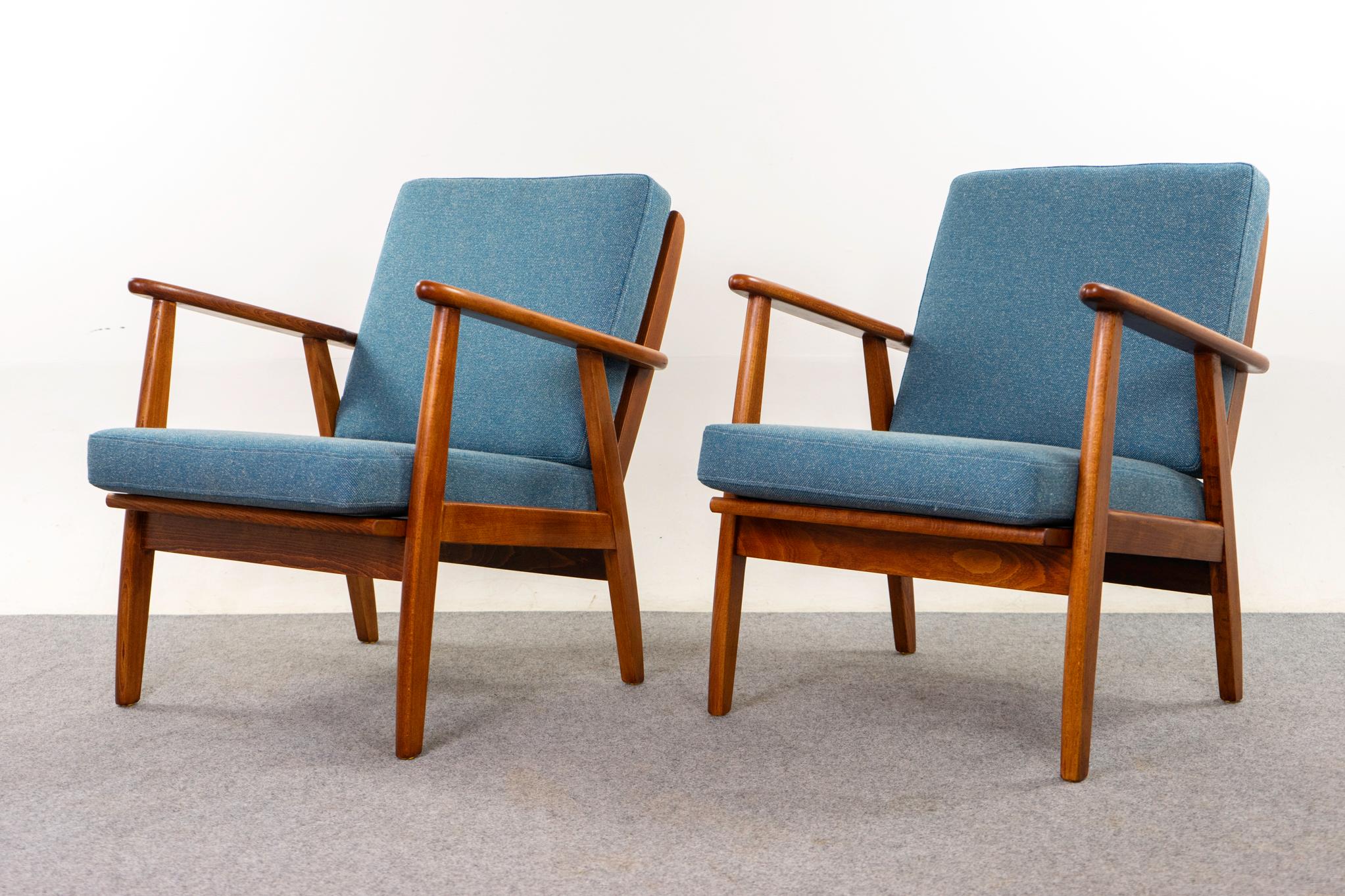 Milieu du XXe siècle Paire de chaises longues danoises en hêtre du milieu du siècle dernier en vente