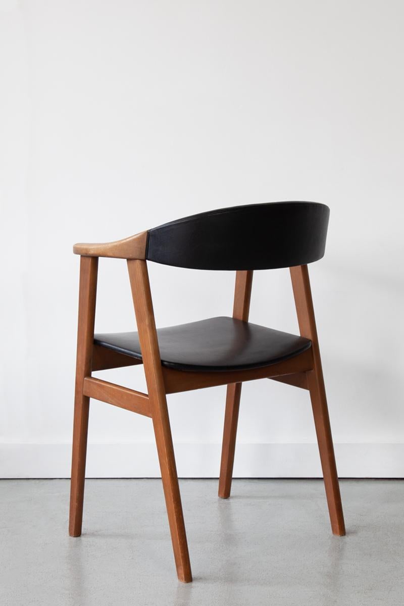 20ième siècle Paire de chaises Carver danoises du milieu du siècle dernier en vente