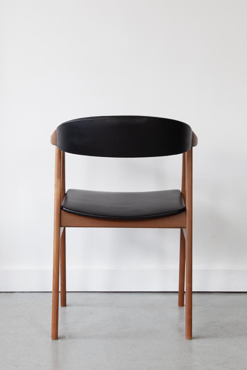 Imitation cuir Paire de chaises Carver danoises du milieu du siècle dernier en vente
