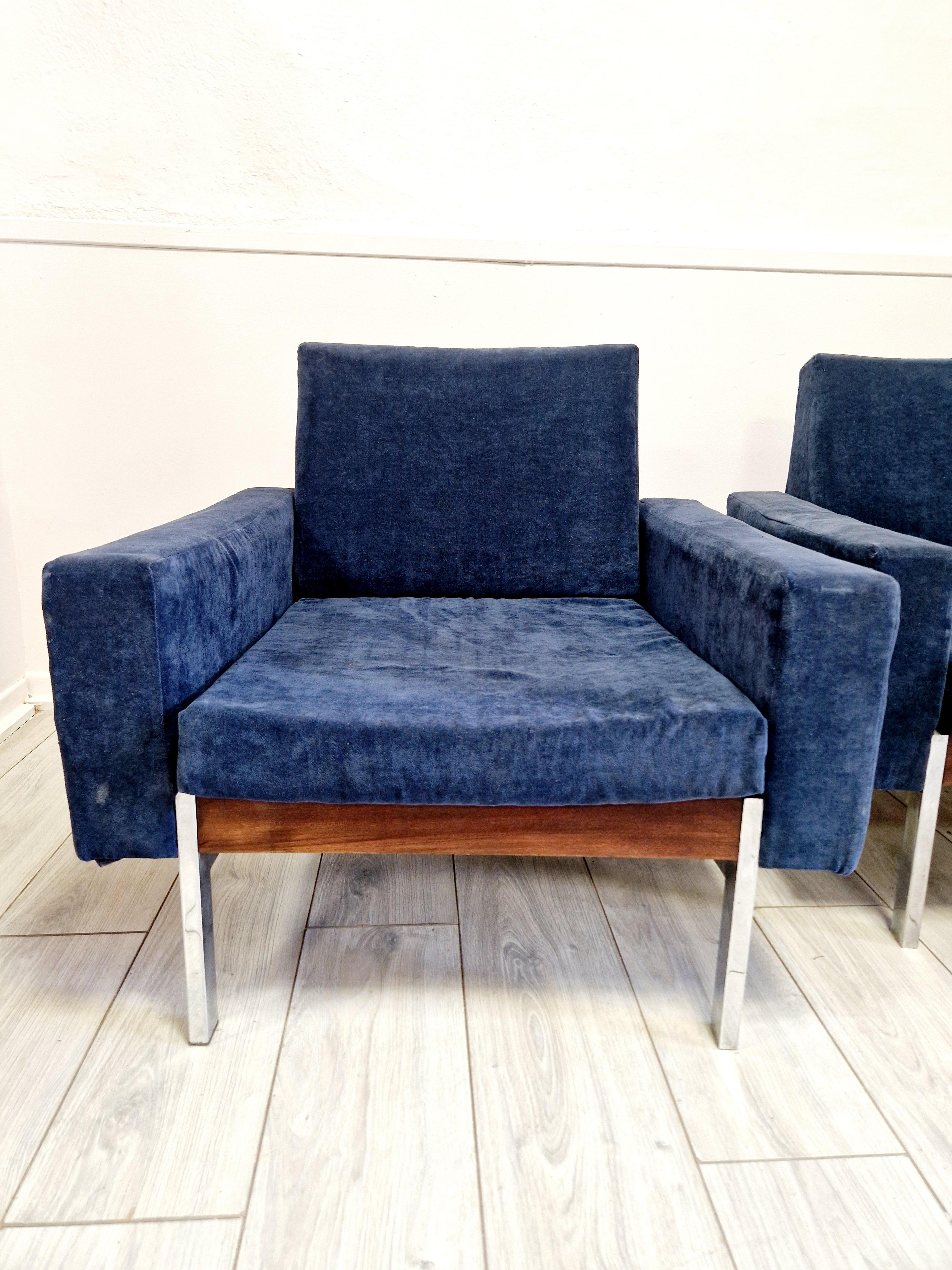 Adopta la elegancia atemporal del diseño moderno de mediados de siglo con esta pareja de sillas club Kiushu Saporiti Style. Exquisitamente elaborados en Dinamarca, presentan un robusto armazón de teca complementado con elegantes detalles cromados,