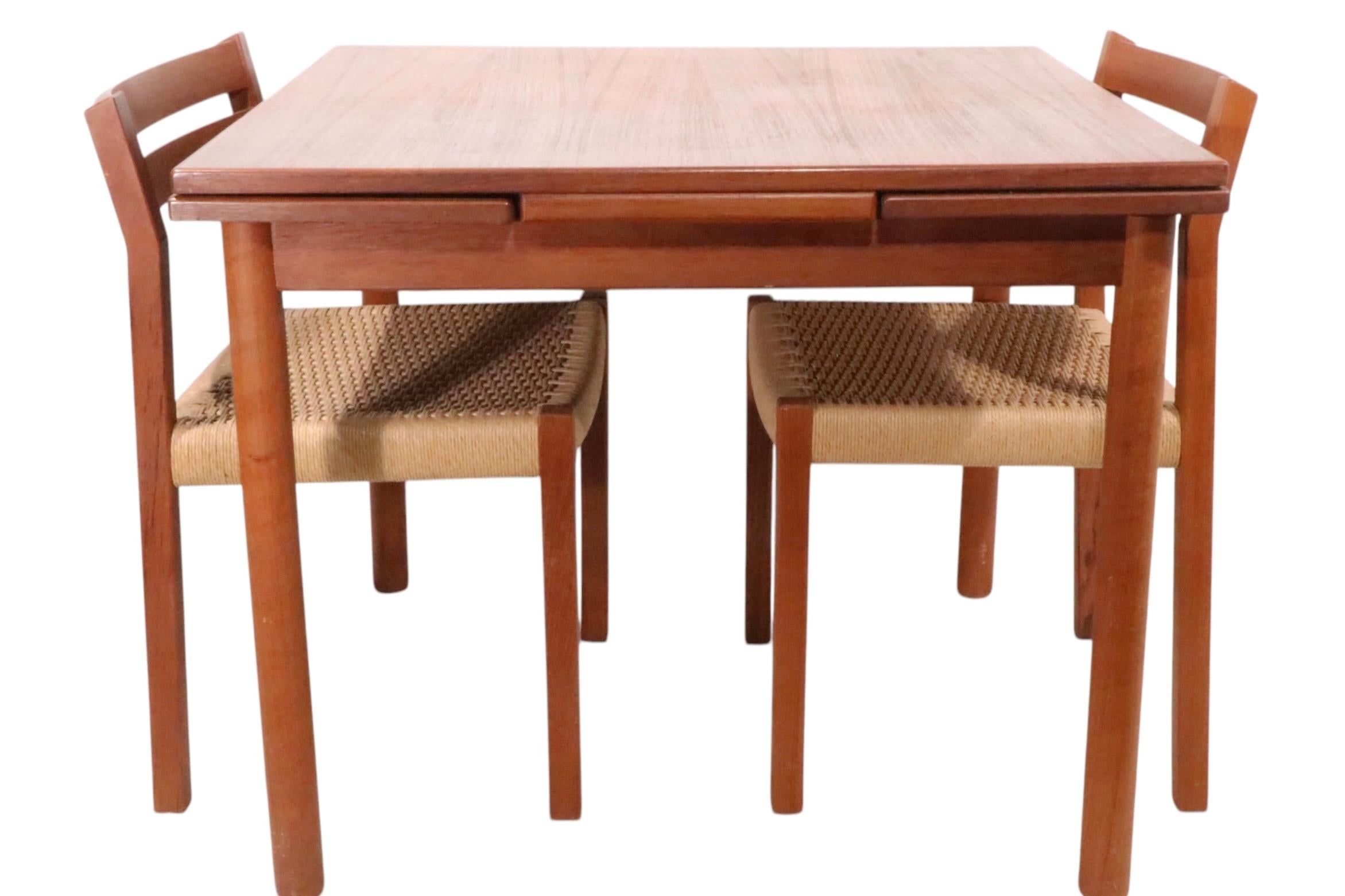 Pareja de sillas de comedor modernas danesas de mediados de siglo de Jorgen Moller para  J.L.Moller en venta 3