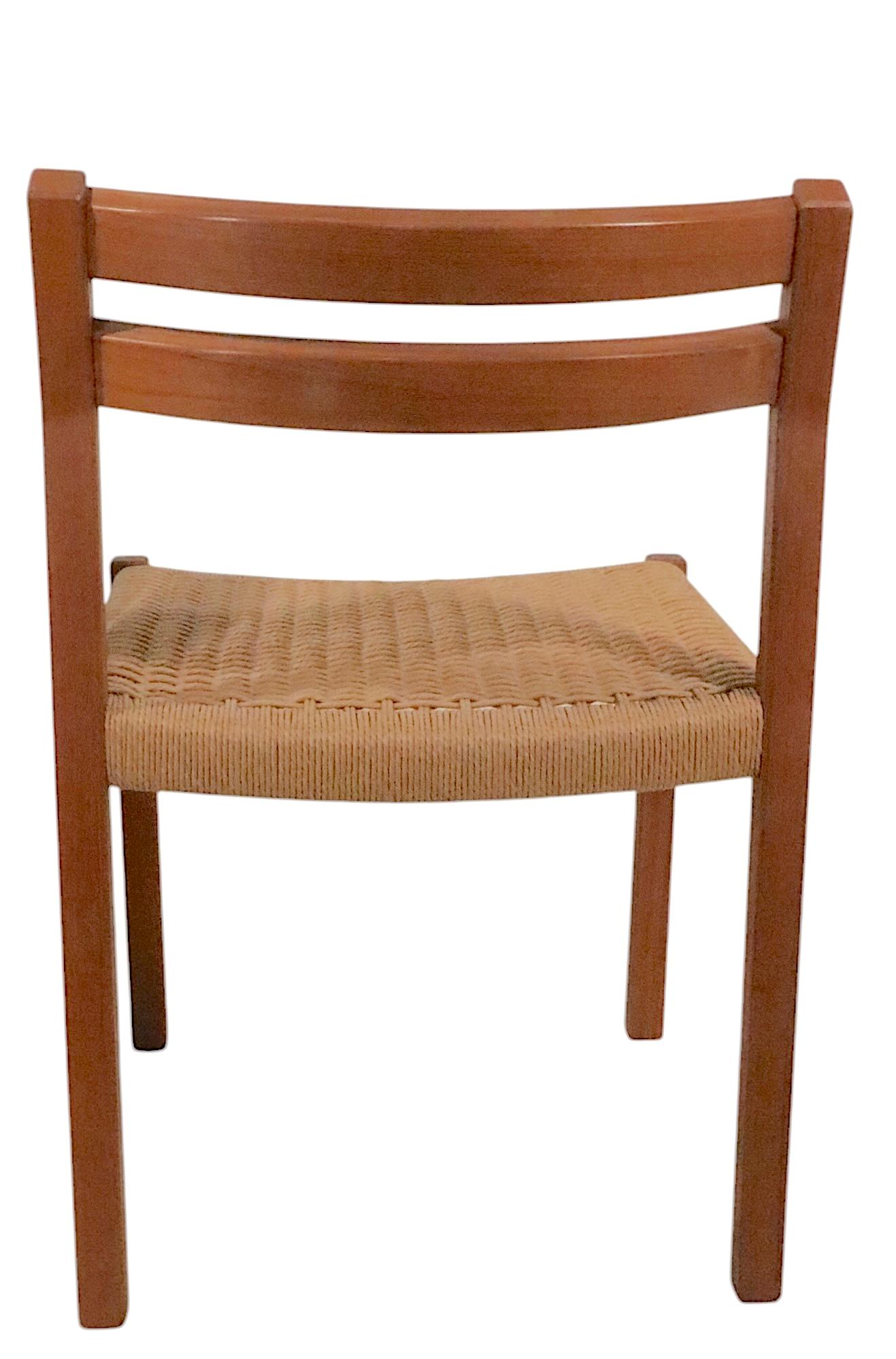 Pareja de sillas de comedor modernas danesas de mediados de siglo de Jorgen Moller para  J.L.Moller Escandinavo moderno en venta