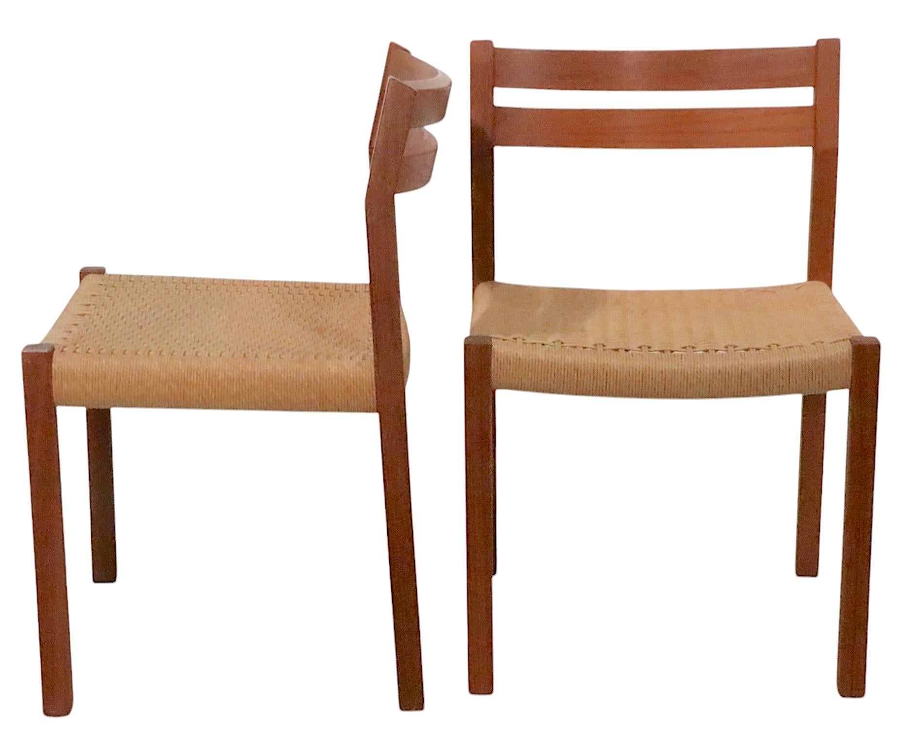 Pareja de sillas de comedor modernas danesas de mediados de siglo de Jorgen Moller para  J.L.Moller en Bueno estado para la venta en New York, NY