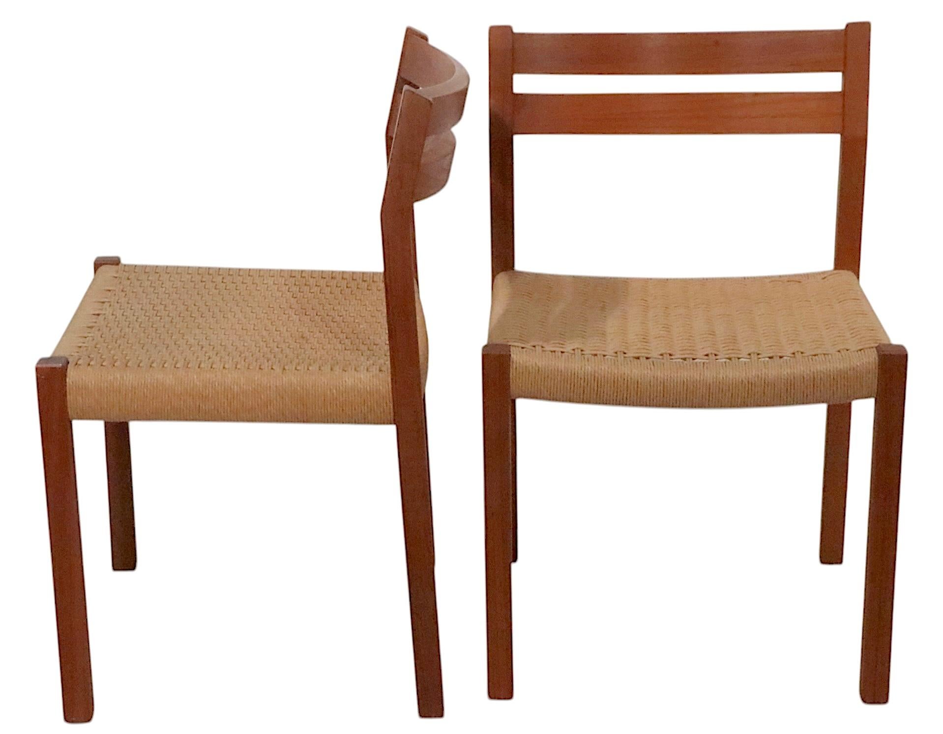 Pareja de sillas de comedor modernas danesas de mediados de siglo de Jorgen Moller para  J.L.Moller siglo XX en venta