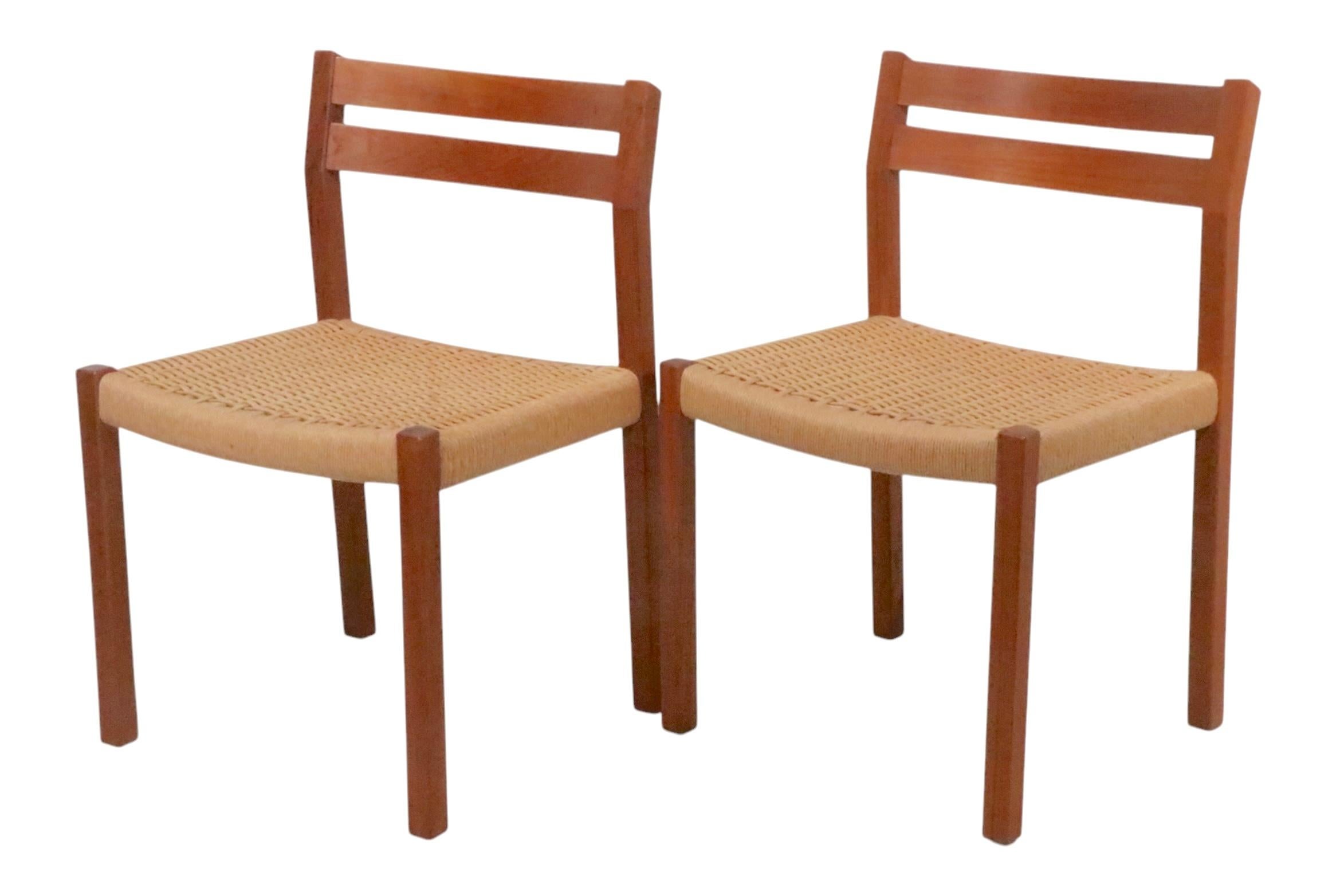 Pareja de sillas de comedor modernas danesas de mediados de siglo de Jorgen Moller para  J.L.Moller Rush en venta