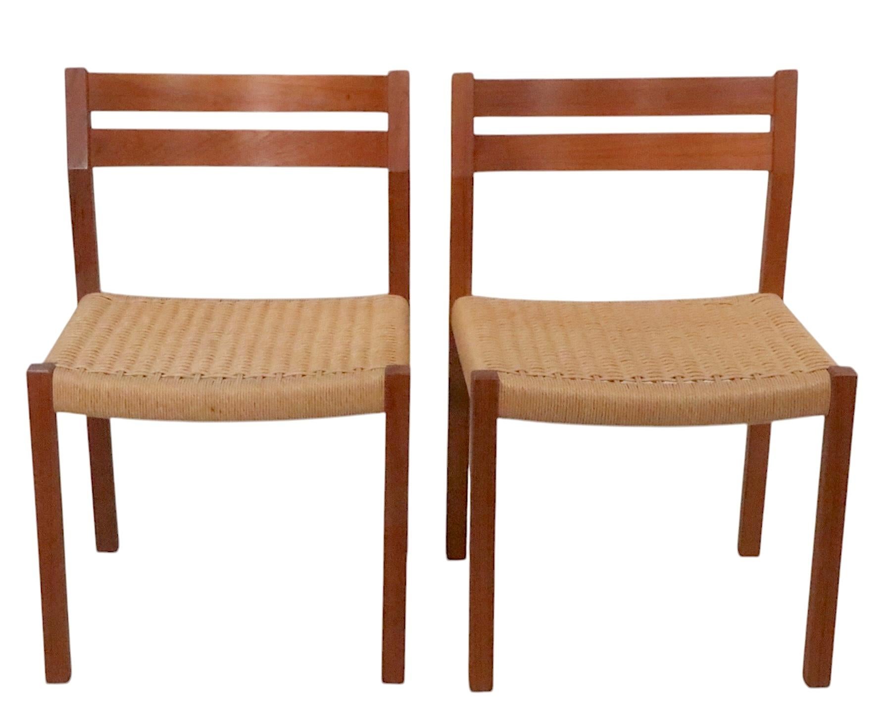 Pareja de sillas de comedor modernas danesas de mediados de siglo de Jorgen Moller para  J.L.Moller en venta 1