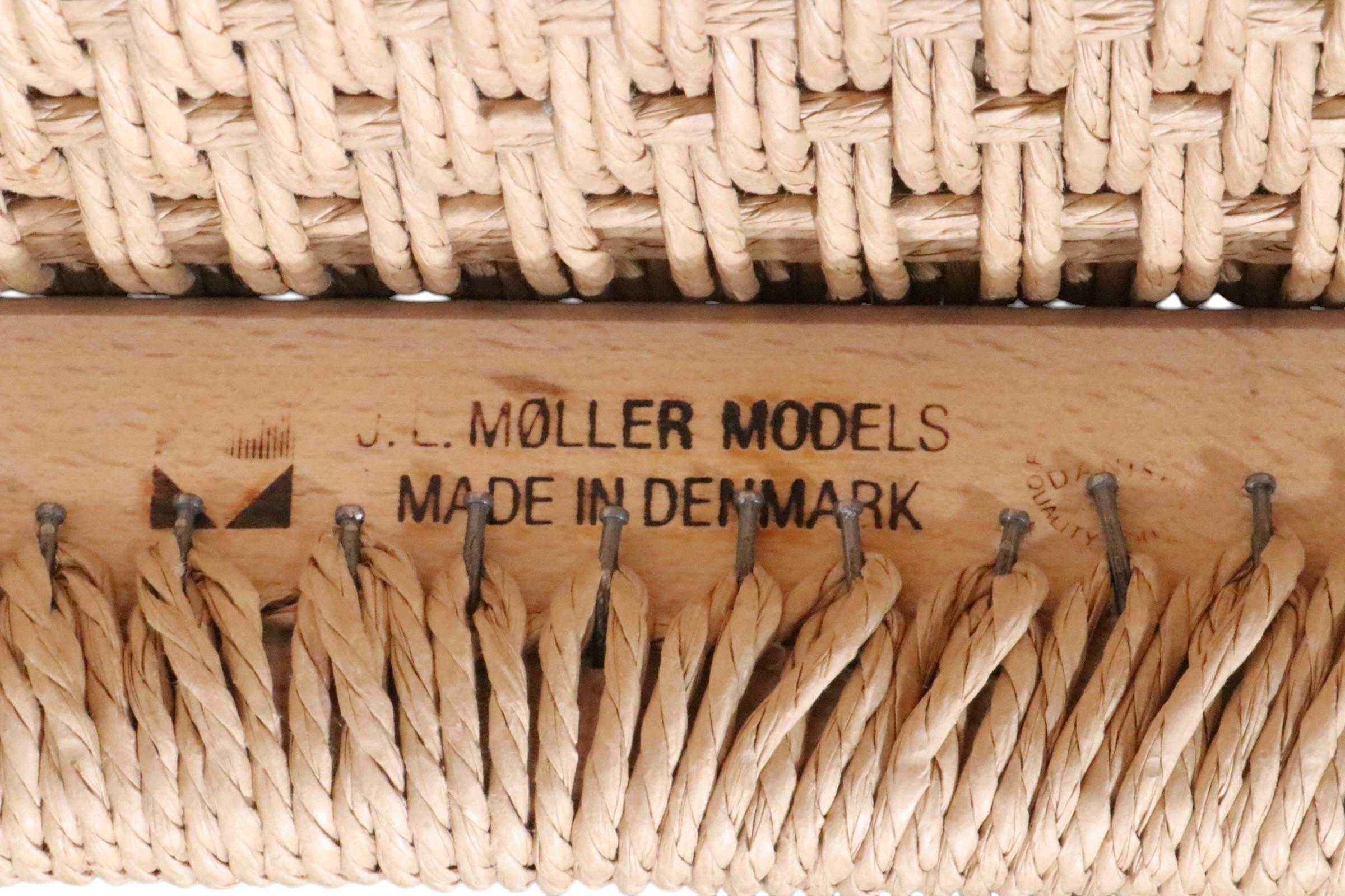 Pareja de sillas de comedor modernas danesas de mediados de siglo de Jorgen Moller para  J.L.Moller en venta 2