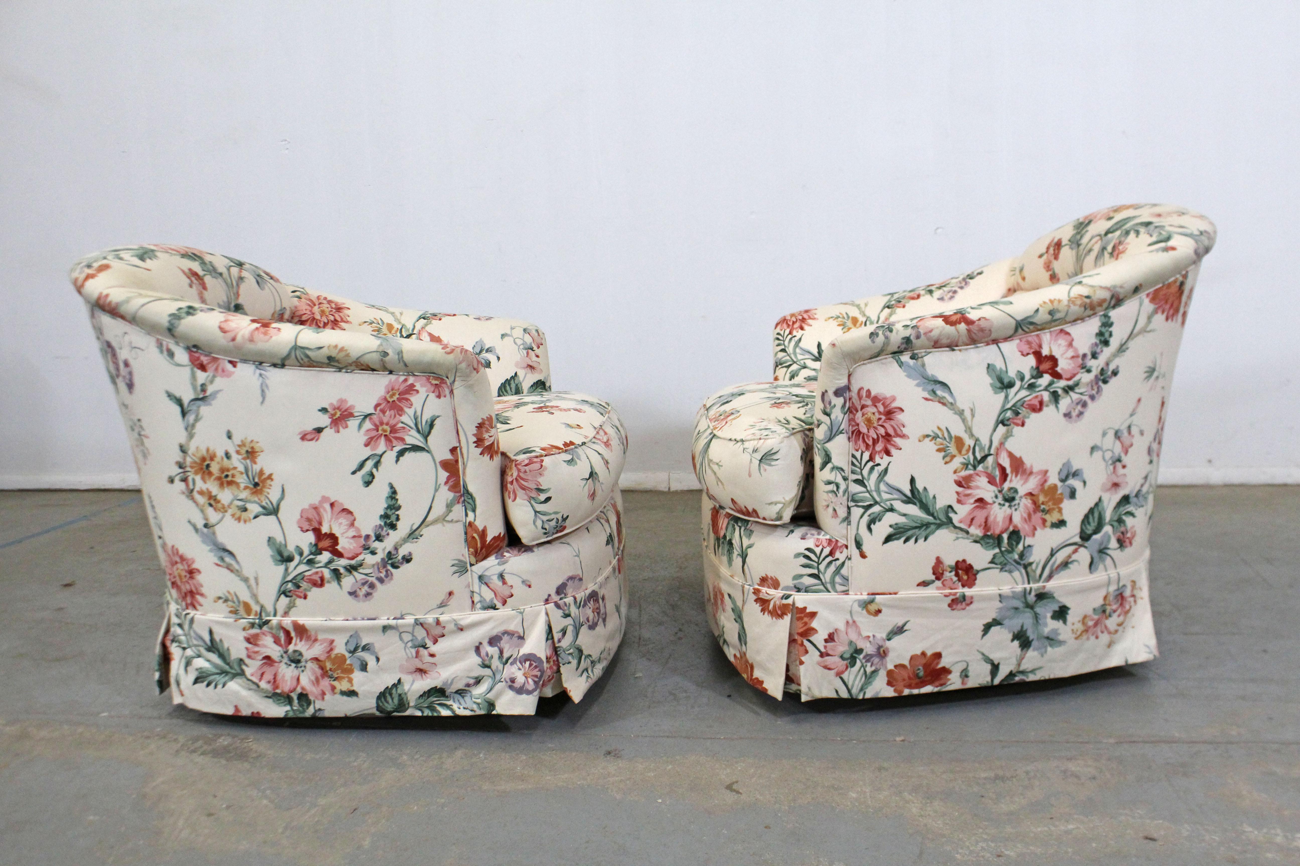 Pair of Mid-Century Modern Directional Style Swivel Tilt Lounge Chairs In Good Condition In Wilmington, DE