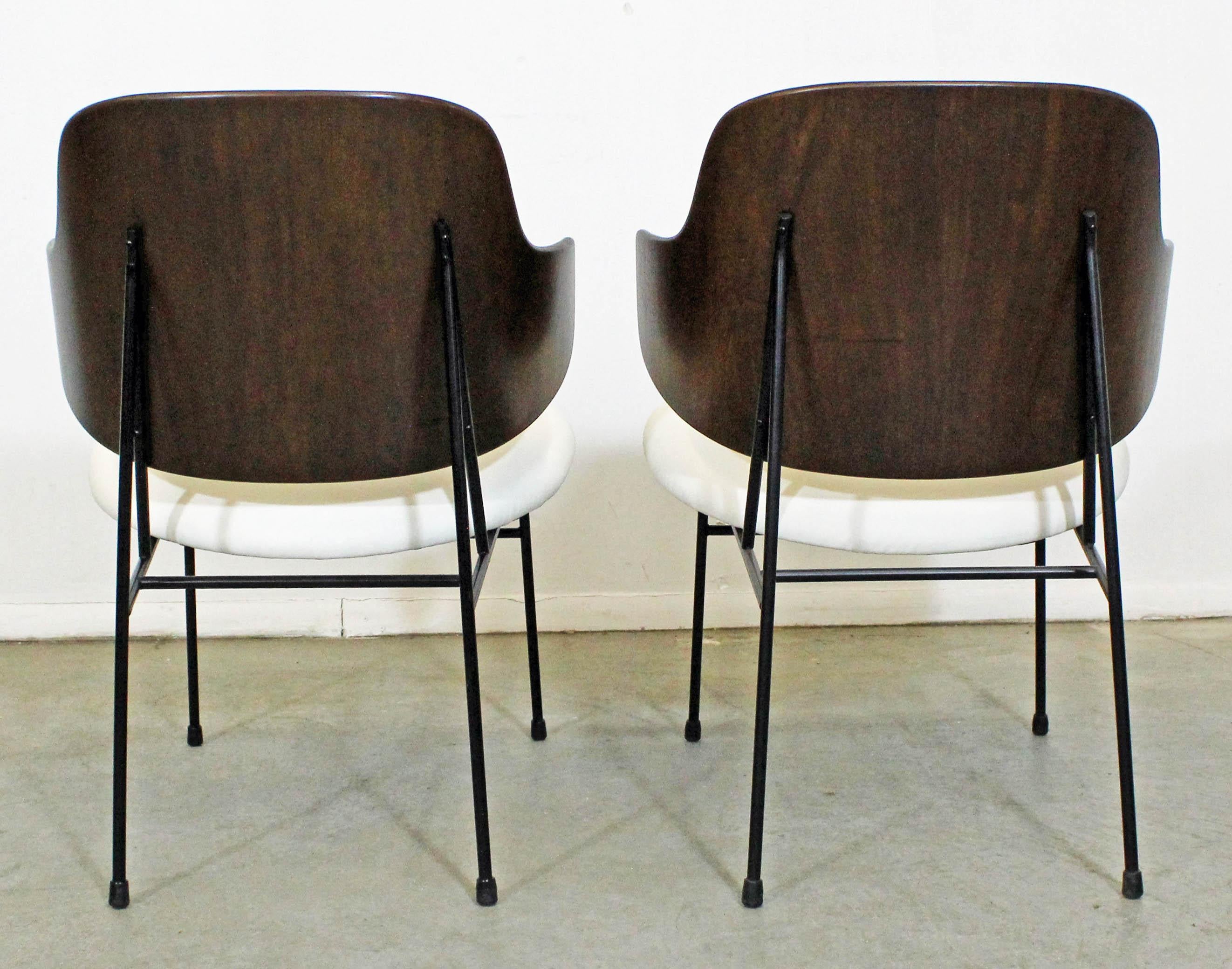 Ein Paar dänische moderne IB Kofod Larsen Selig Penguin-Stühle aus der Mitte des Jahrhunderts im Zustand „Gut“ im Angebot in Wilmington, DE