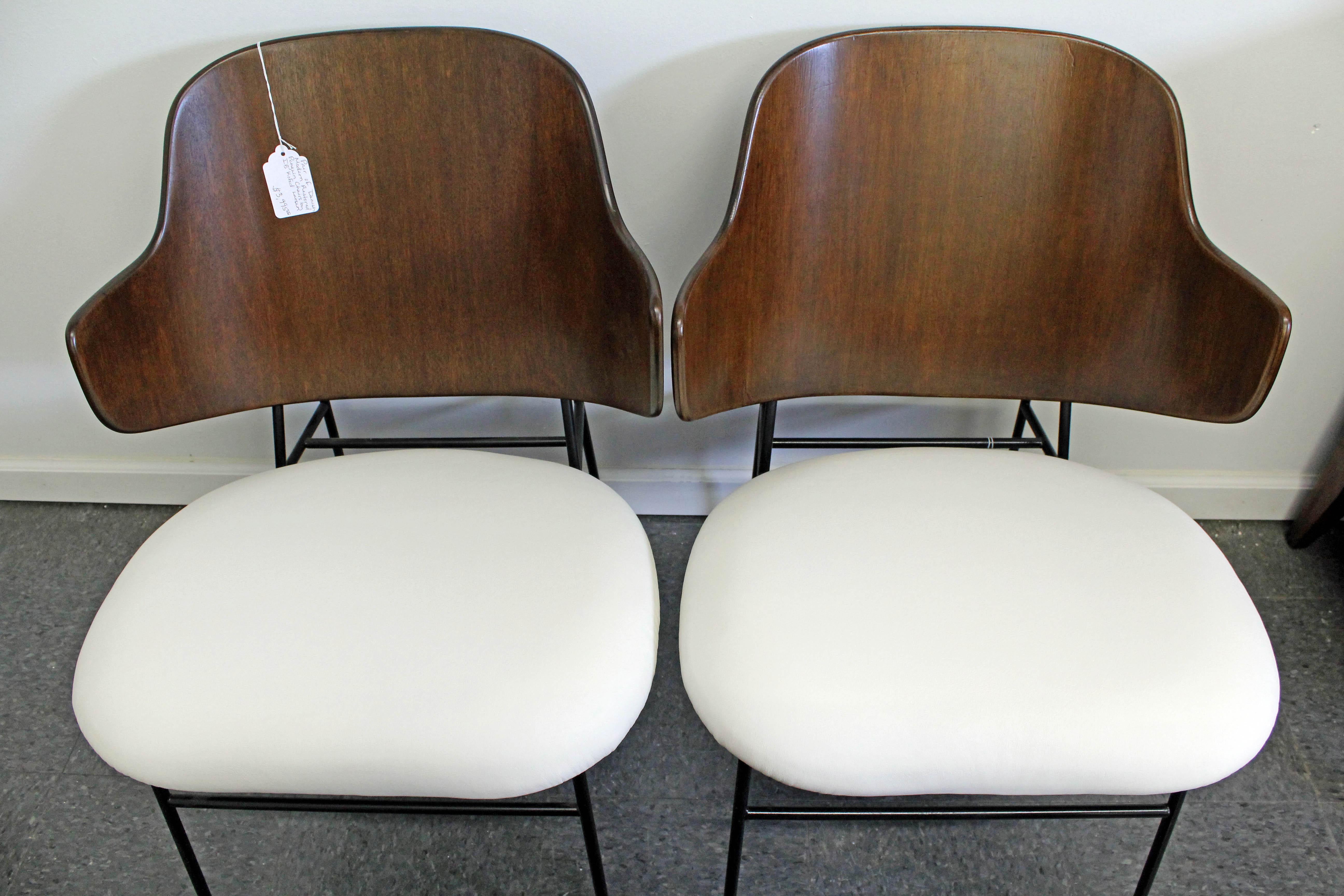 Ein Paar dänische moderne IB Kofod Larsen Selig Penguin-Stühle aus der Mitte des Jahrhunderts (20. Jahrhundert) im Angebot