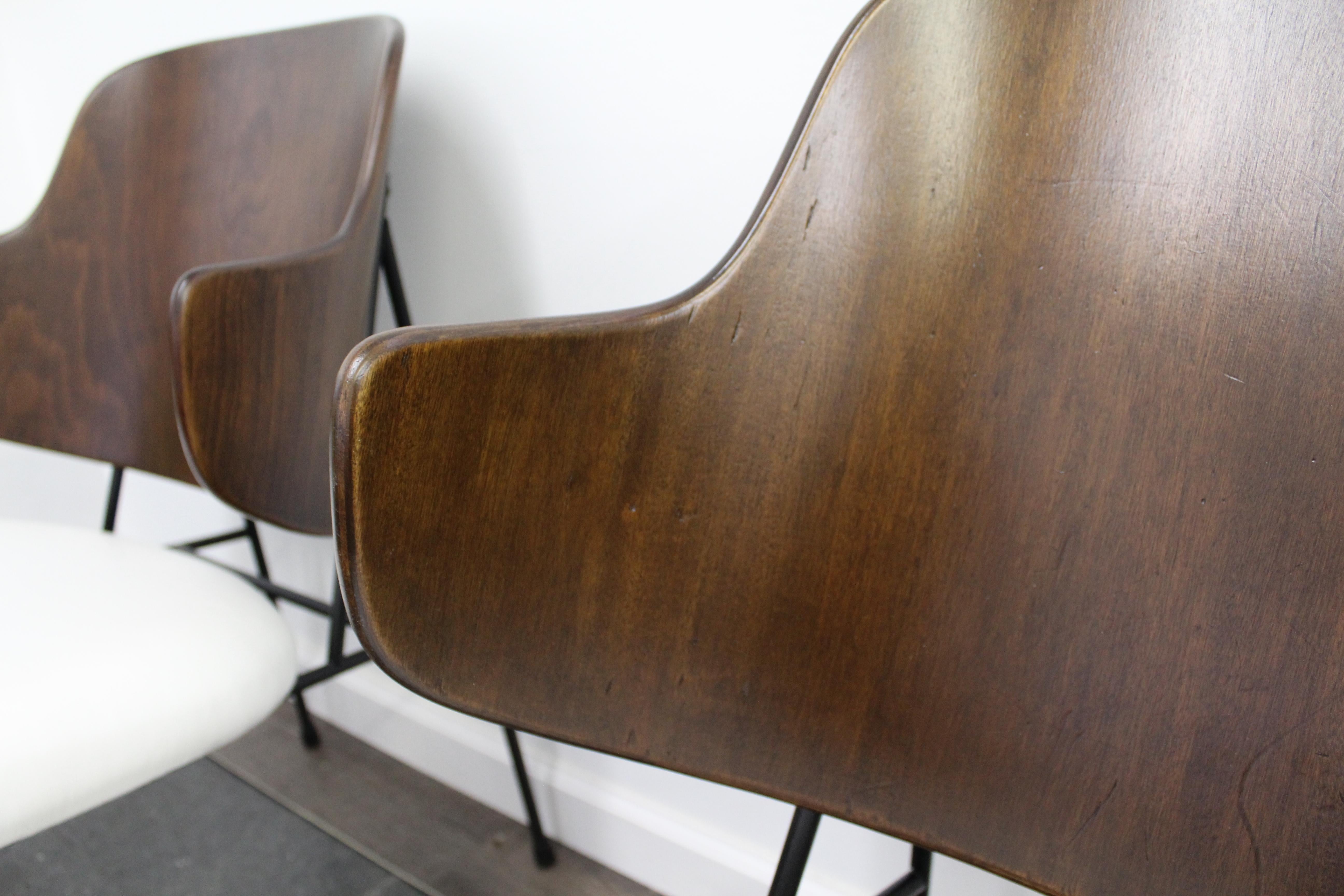 Ein Paar dänische moderne IB Kofod Larsen Selig Penguin-Stühle aus der Mitte des Jahrhunderts (Metall) im Angebot