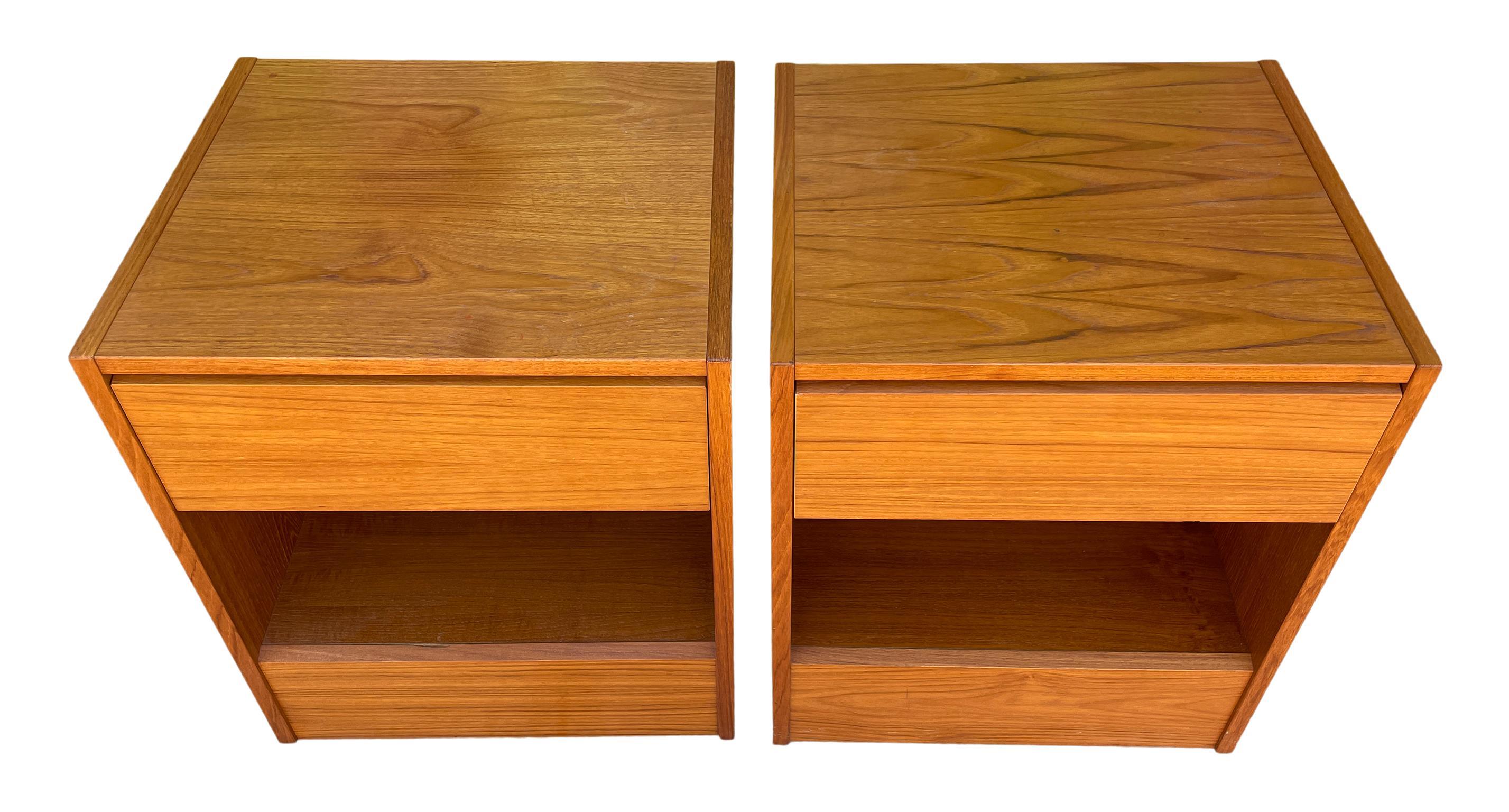 Mid-Century Modern Paire de tables de nuit danoises modernes du milieu du siècle en teck à un tiroir, Danemark en vente