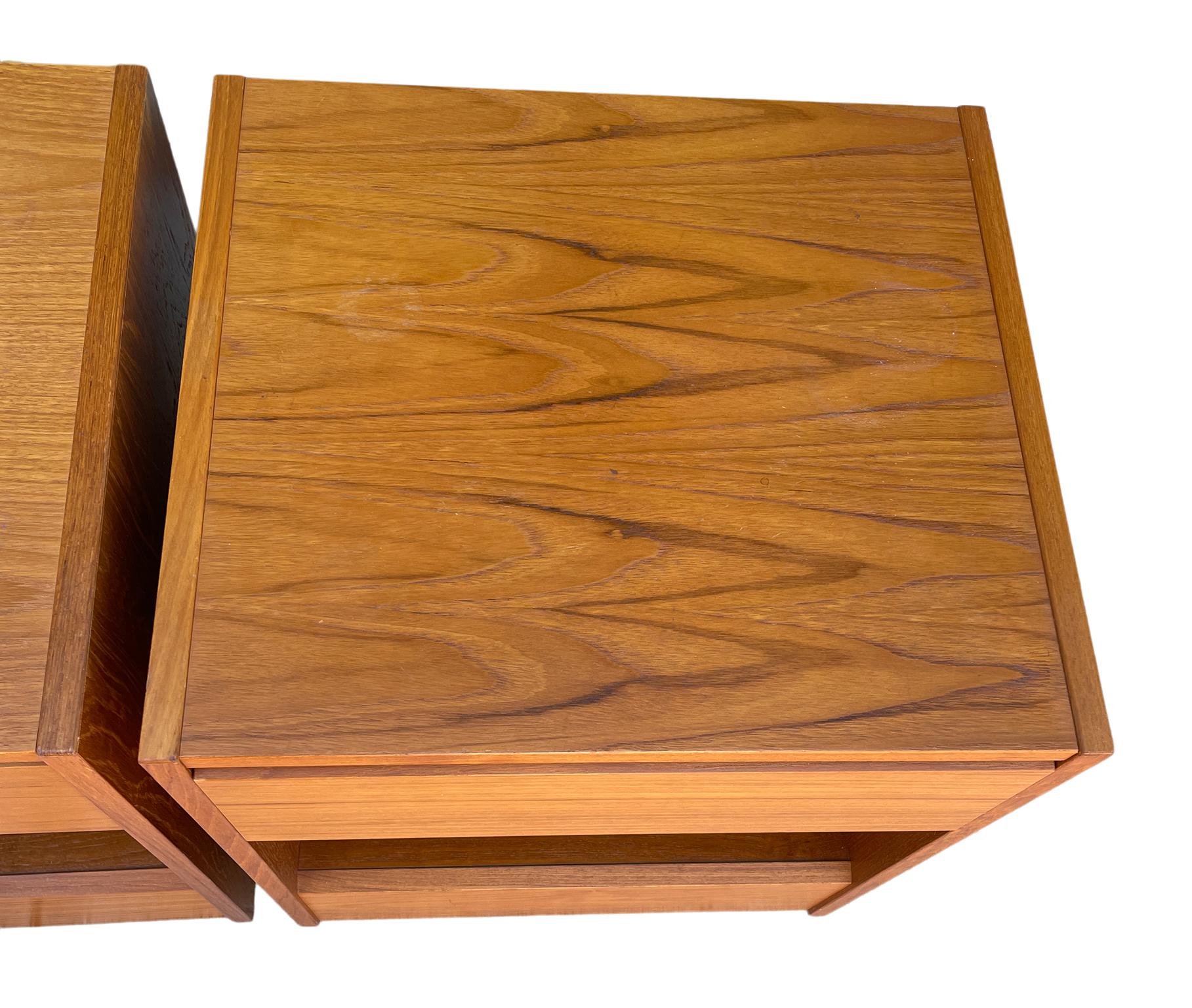 Danois Paire de tables de nuit danoises modernes du milieu du siècle en teck à un tiroir, Danemark en vente