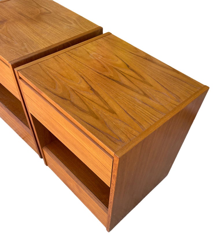 Pair of Mid-Century Danish Modern light Teak Single Drawer Nightstands Denmark In Good Condition For Sale In BROOKLYN, NY
