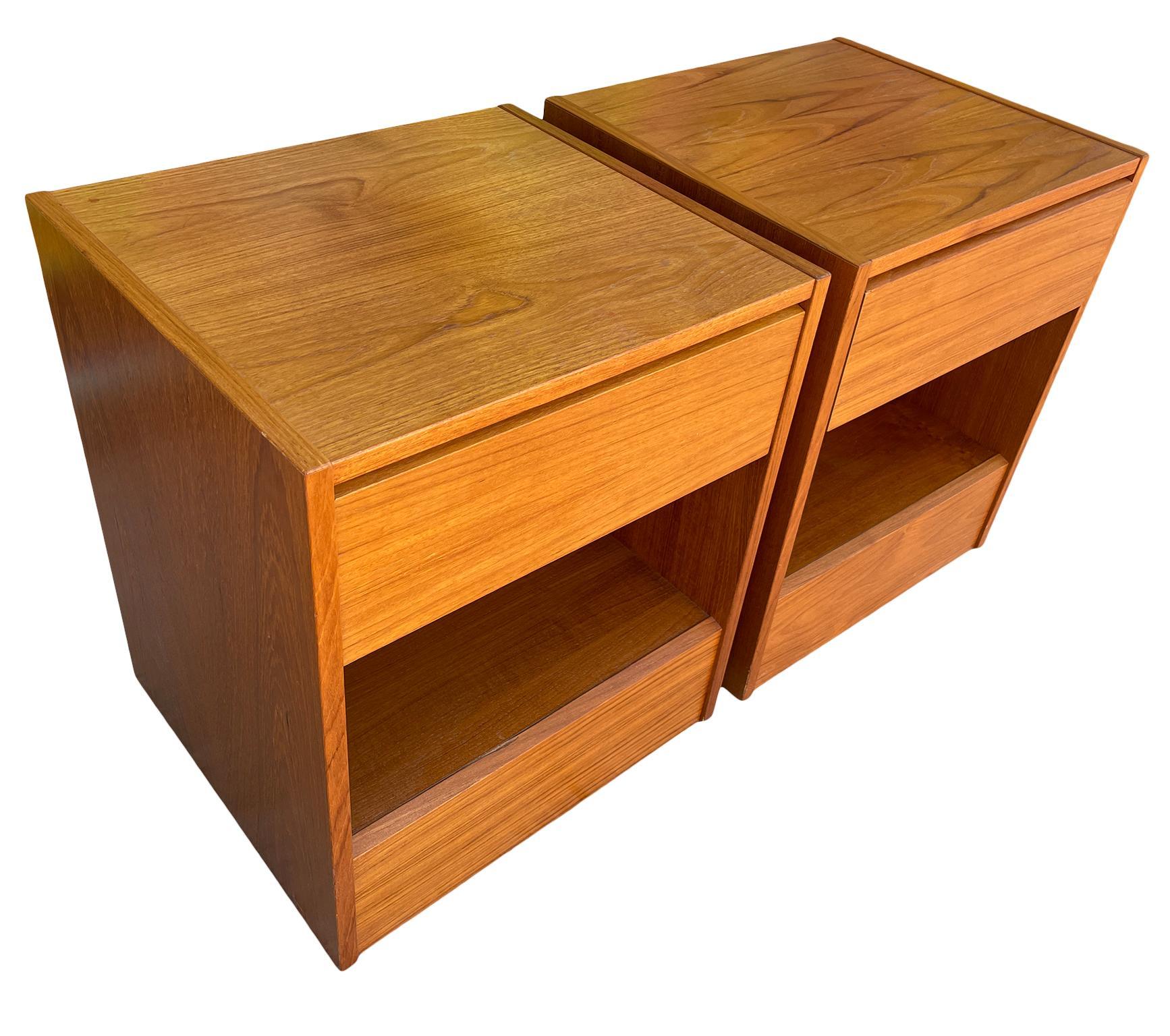 Paire de tables de nuit danoises modernes du milieu du siècle en teck à un tiroir, Danemark Bon état - En vente à Brooklyn, NY