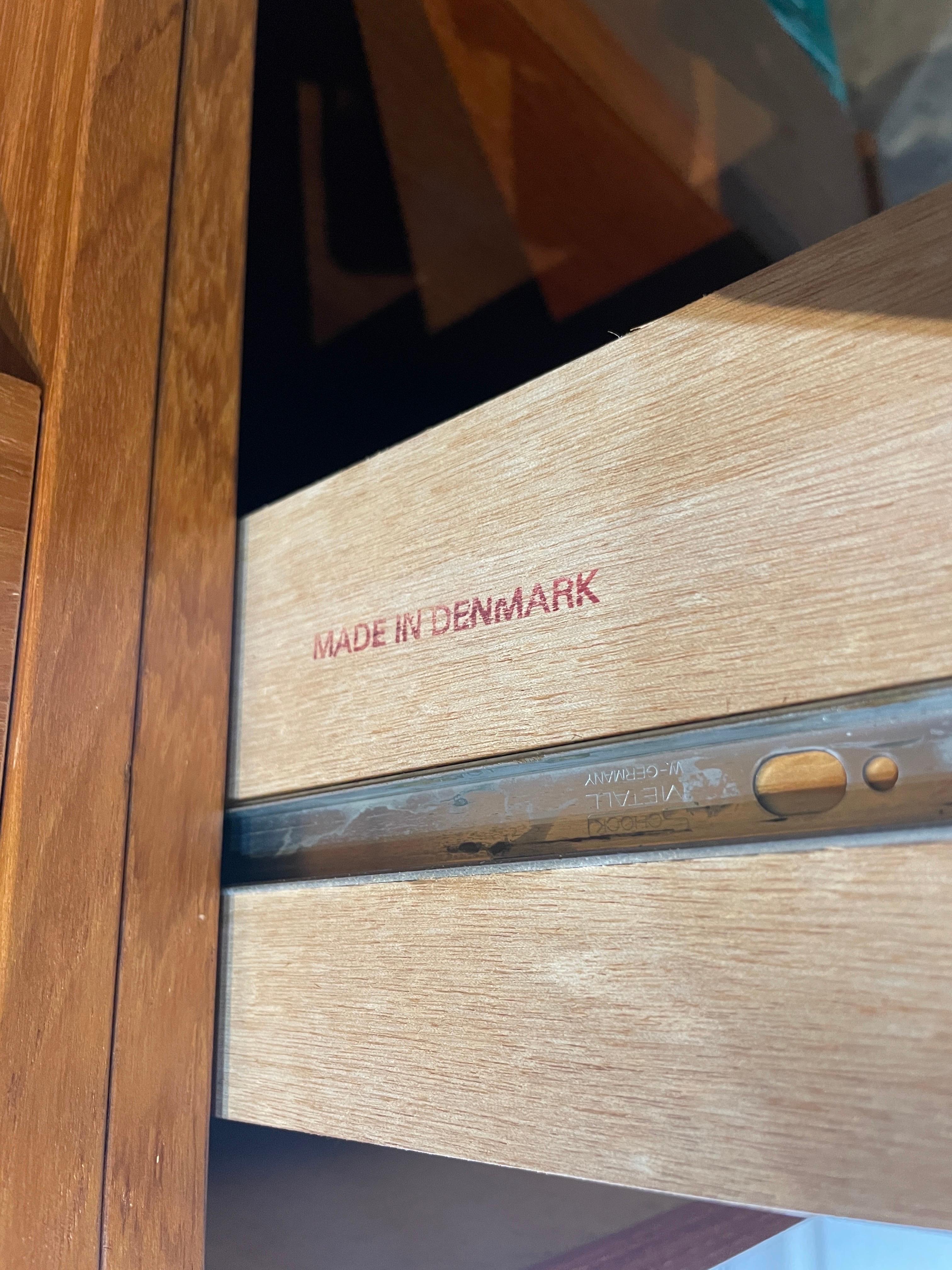 Teck Paire de tables de nuit danoises modernes du milieu du siècle en teck à un tiroir, Danemark en vente