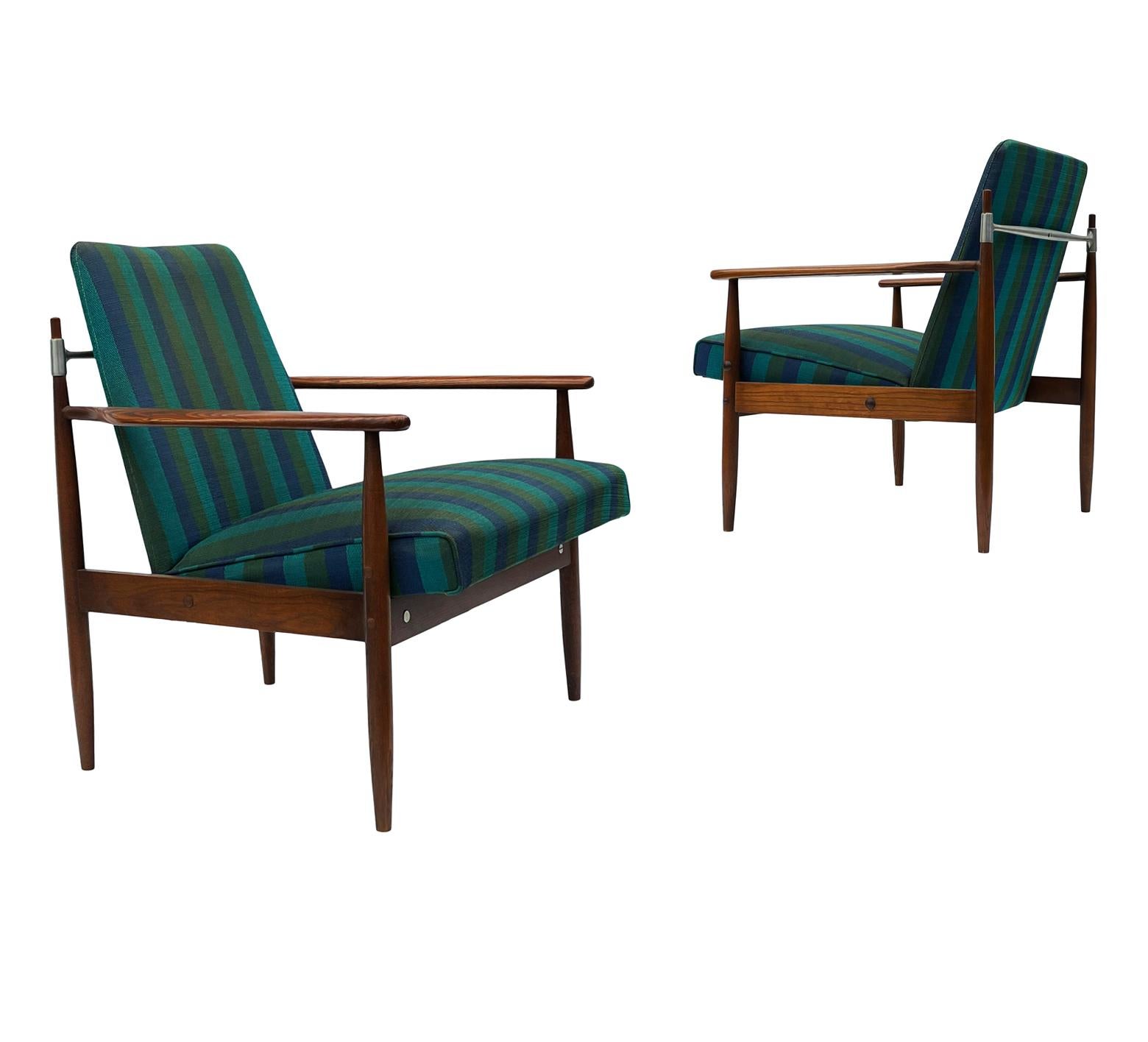 Pair of Mid Century Danish Modern Lounge Chairs in Walnut in Style of Finn Juhl In Good Condition In Philadelphia, PA