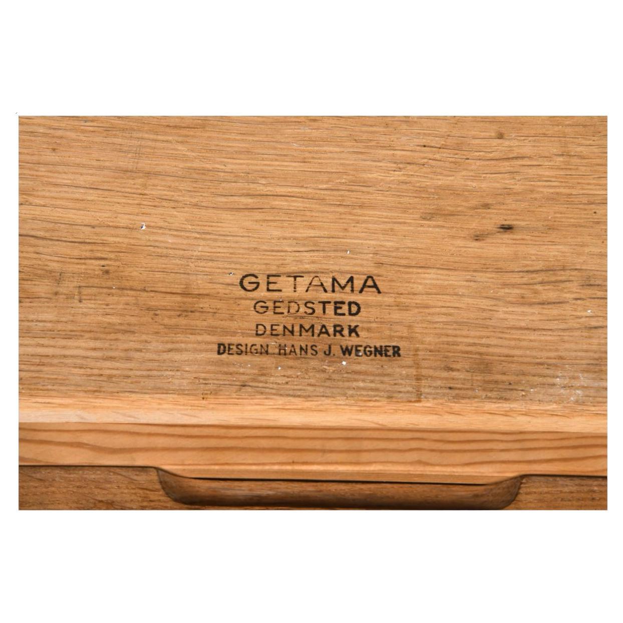 Pair of Mid century danish modern oak nightstands by Hans Wegner by Getama (Mitte des 20. Jahrhunderts) im Angebot