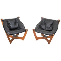 Paar dänische moderne Odd-Knutsen-Lounge-Stühle aus der Jahrhundertmitte