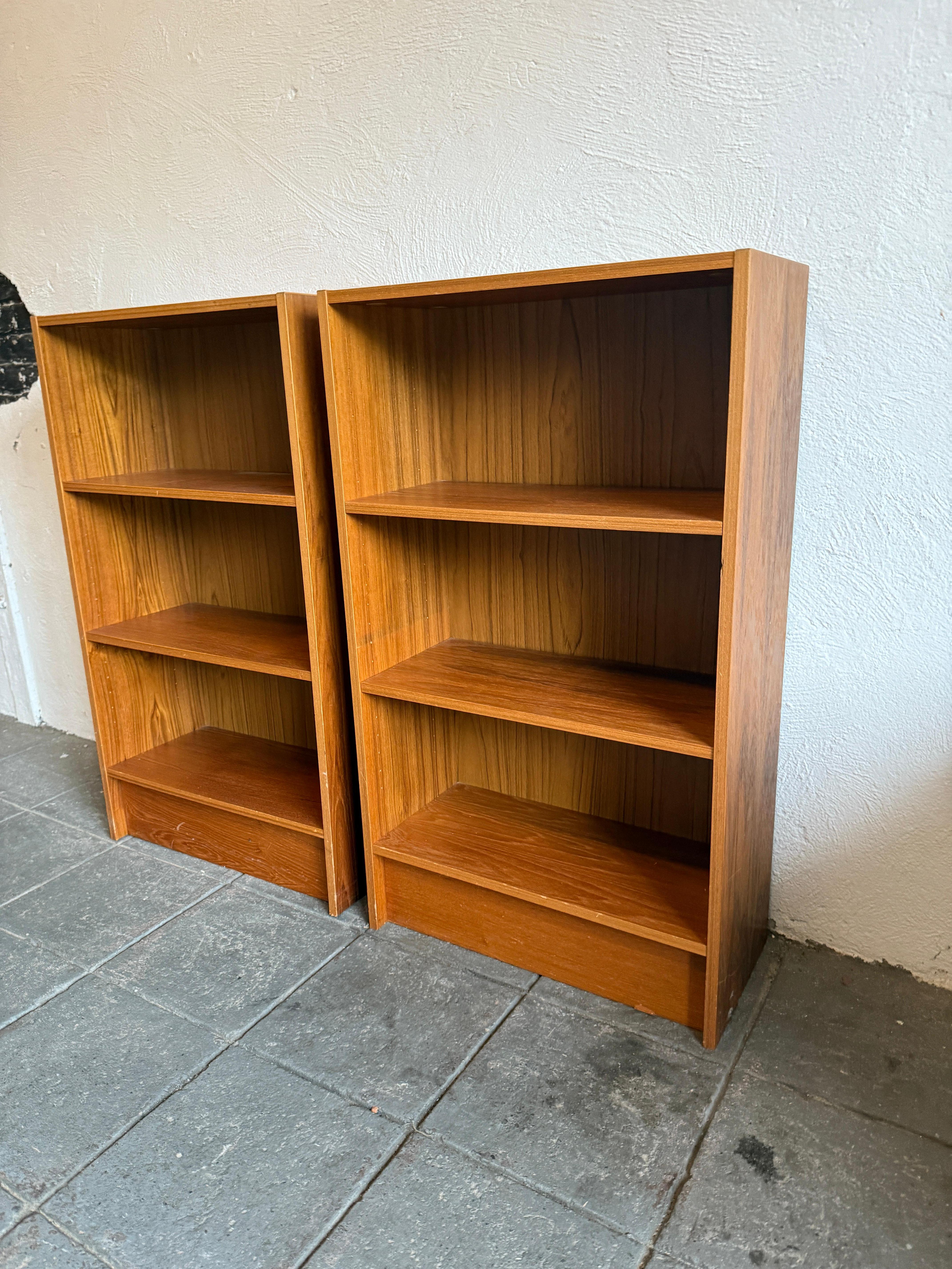 Pair of Mid Century danish modern small teak bookcases (Skandinavische Moderne) im Angebot