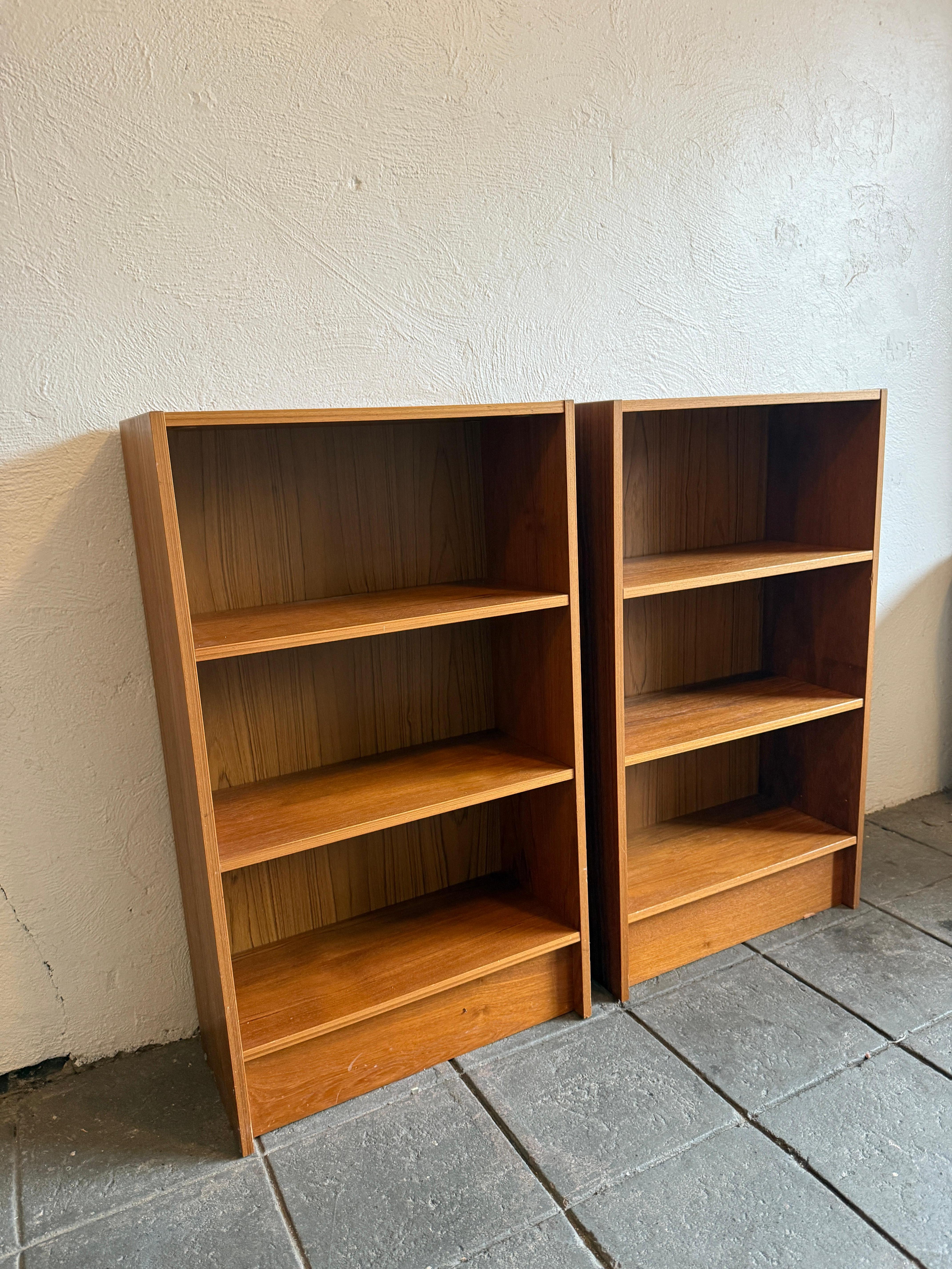 Pair of Mid Century danish modern small teak bookcases (Holzarbeit) im Angebot
