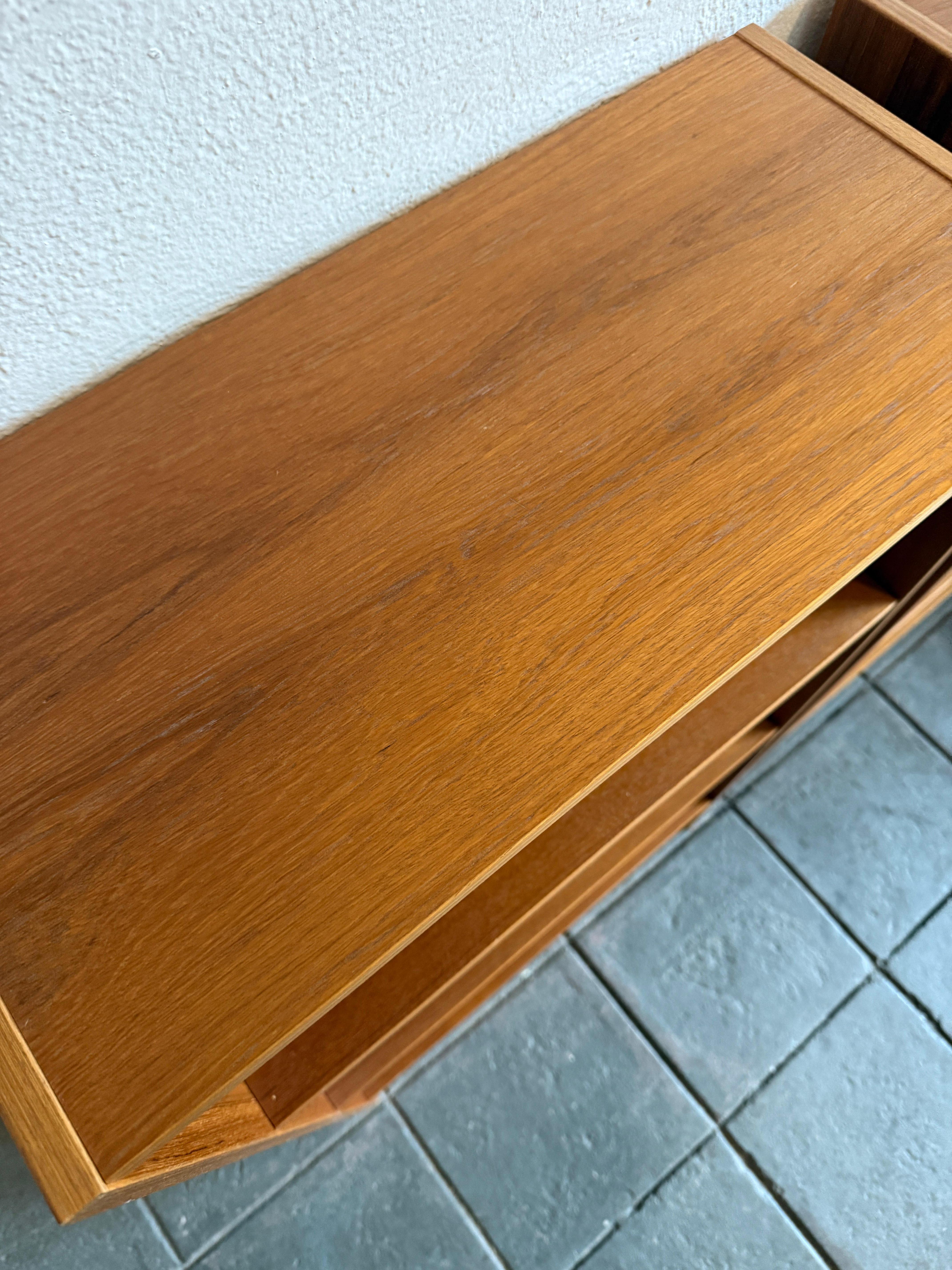 Pair of Mid Century danish modern small teak bookcases im Zustand „Gut“ im Angebot in Brooklyn, NY
