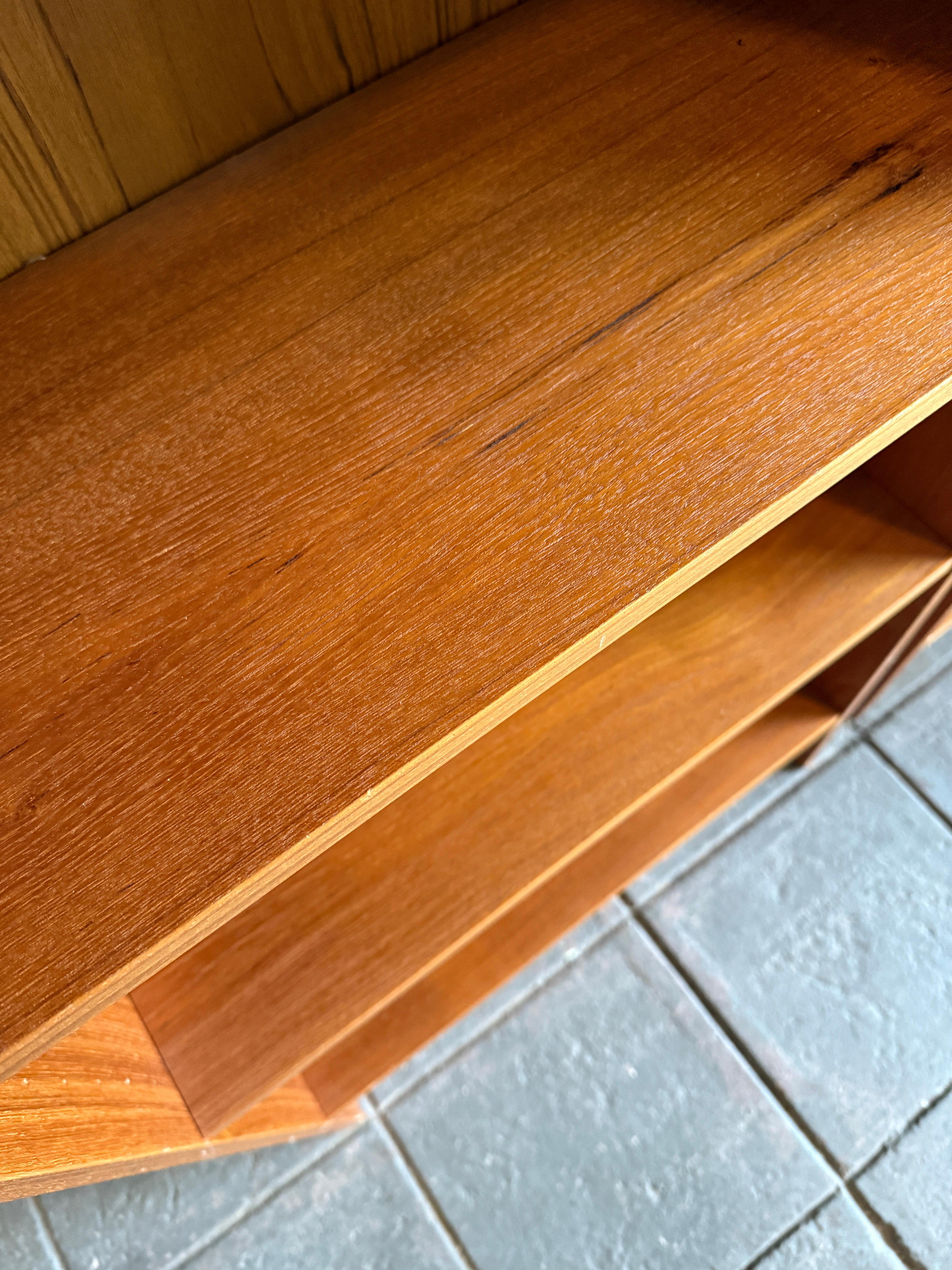 Pair of Mid Century danish modern small teak bookcases (Mitte des 20. Jahrhunderts) im Angebot