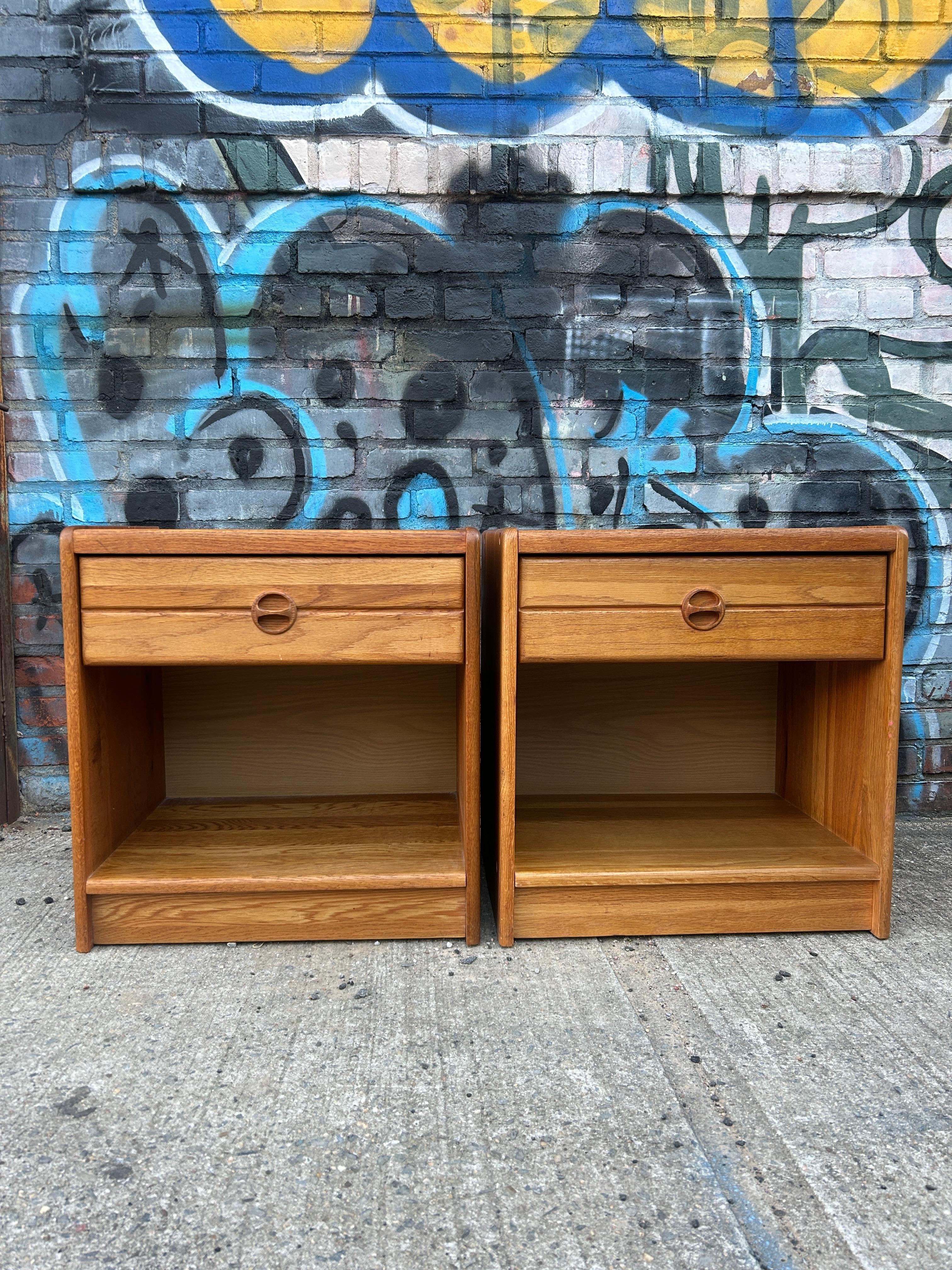 Beautiful pair of mid century Danish modern Solid Oak single-drawer nightstands. Great simple design and great vintage condition - clean inside and out. Drawers slide smooth and with open space below drawer. Great light oak wood grain with solid oak