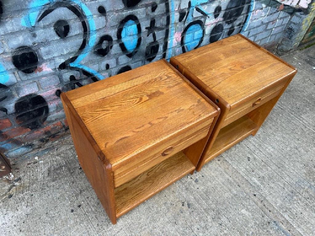 Paire de tables de nuit à un tiroir en chêne massif Danish Modern Mid-Century Danemark en vente 1