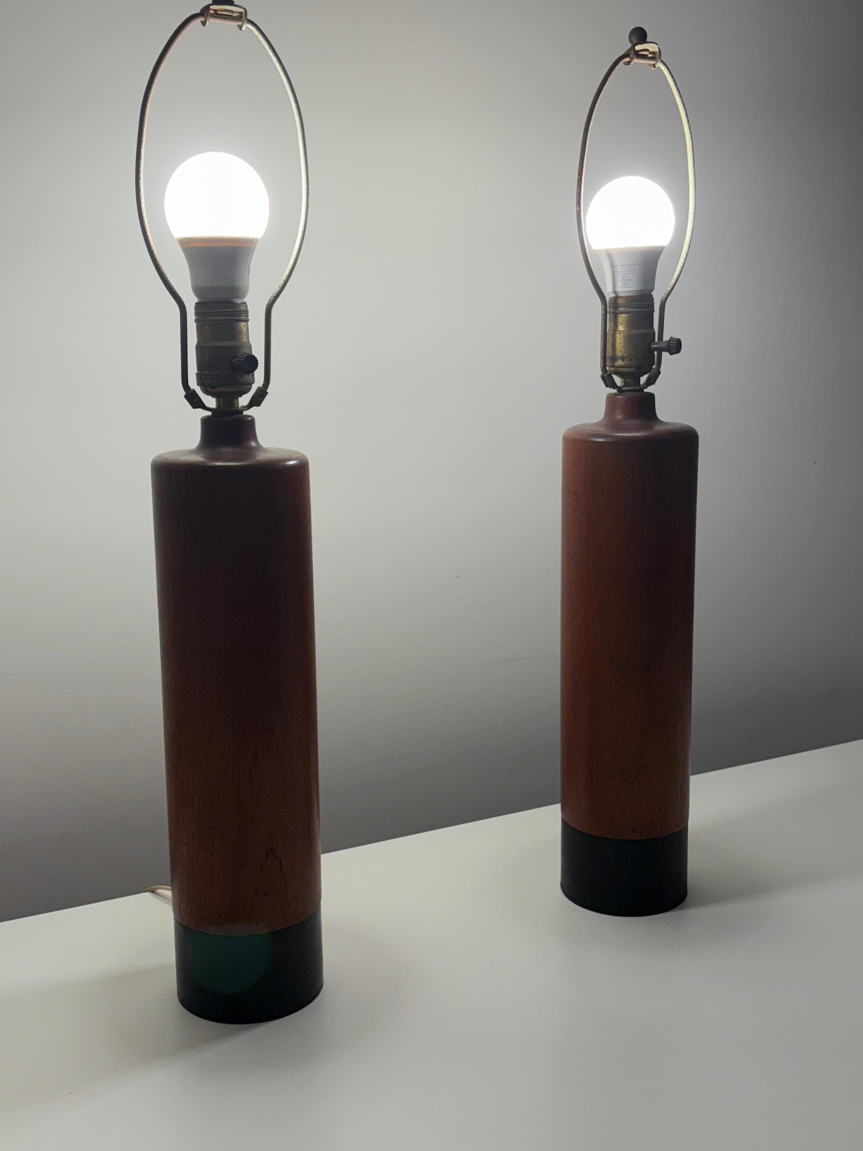 Pareja de lámparas de mesa ESA de teca y cuero modernas danesas de mediados de siglo en venta 3