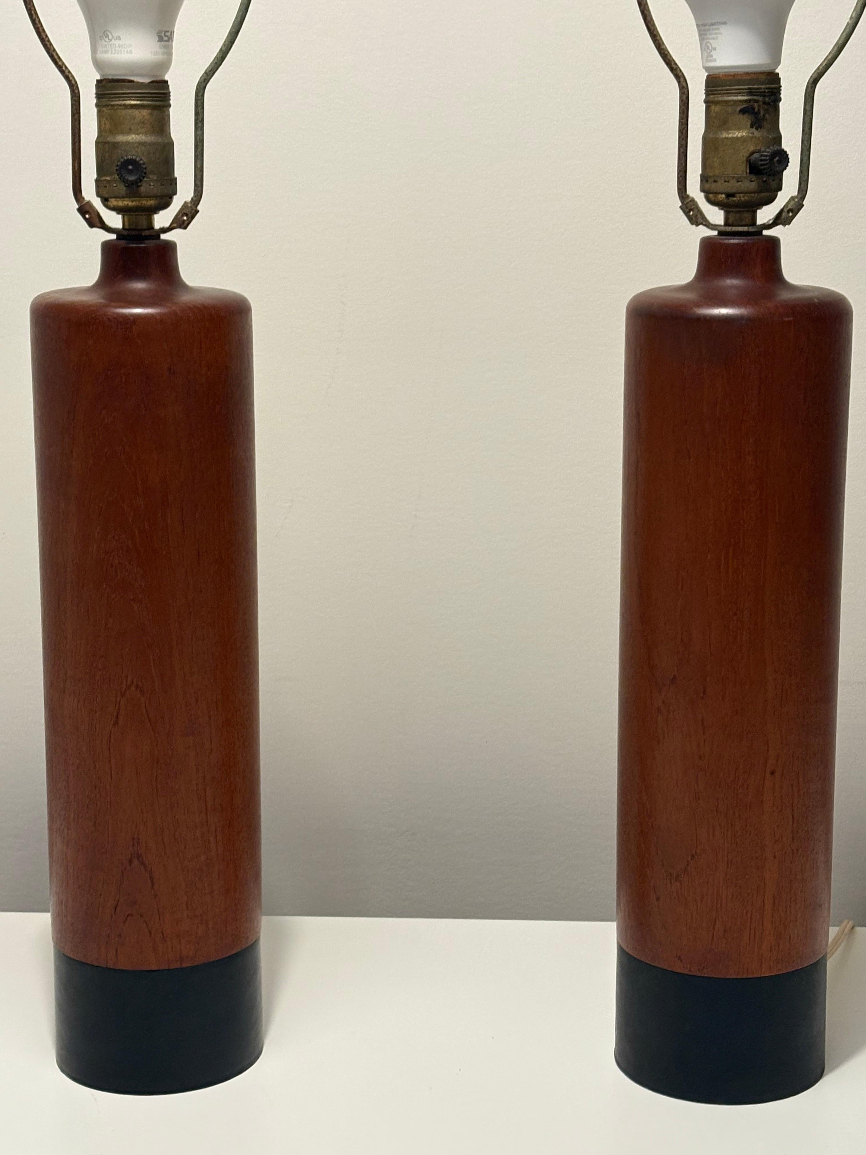 Pareja de lámparas de mesa ESA de teca y cuero modernas danesas de mediados de siglo en venta 4