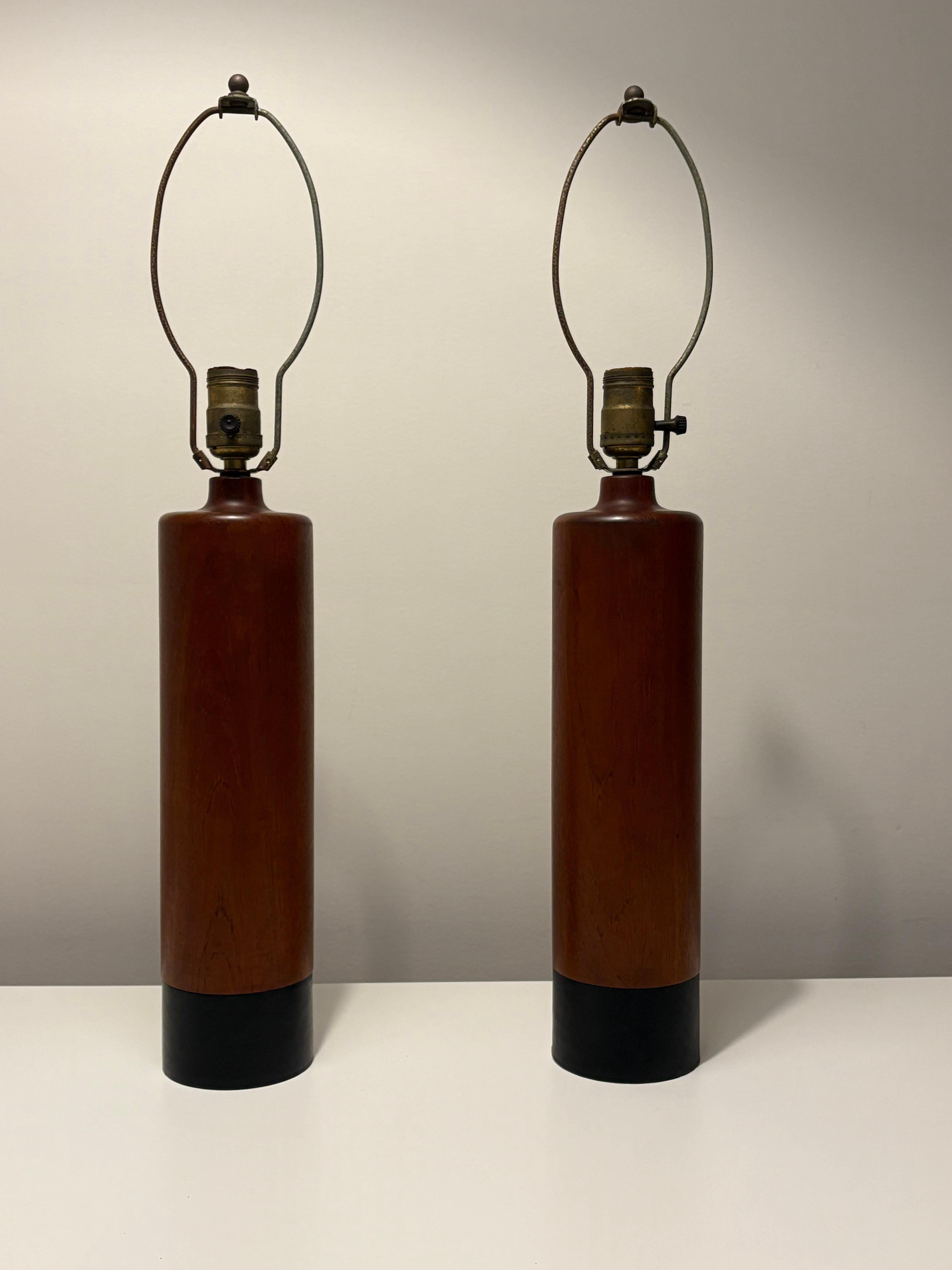 Pareja muy bonita de lámparas de sobremesa de teca torneada de estilo moderno danés con parte inferior de los puños de cuero insertado . Diseño atemporal de ESA de Dinamarca . Alrededor de 1960. Sin sombra . Lámparas muy sencillas y elegantes para