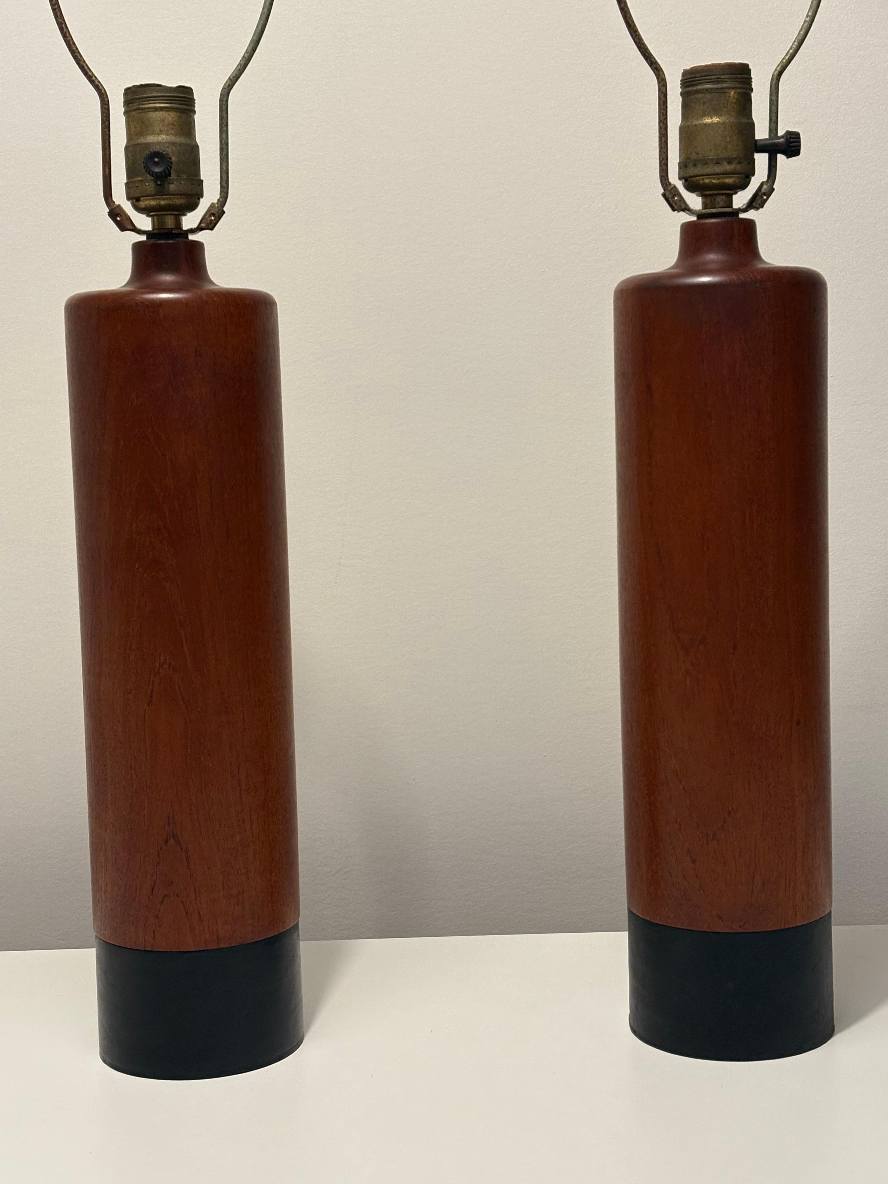 Pareja de lámparas de mesa ESA de teca y cuero modernas danesas de mediados de siglo Moderno de mediados de siglo en venta