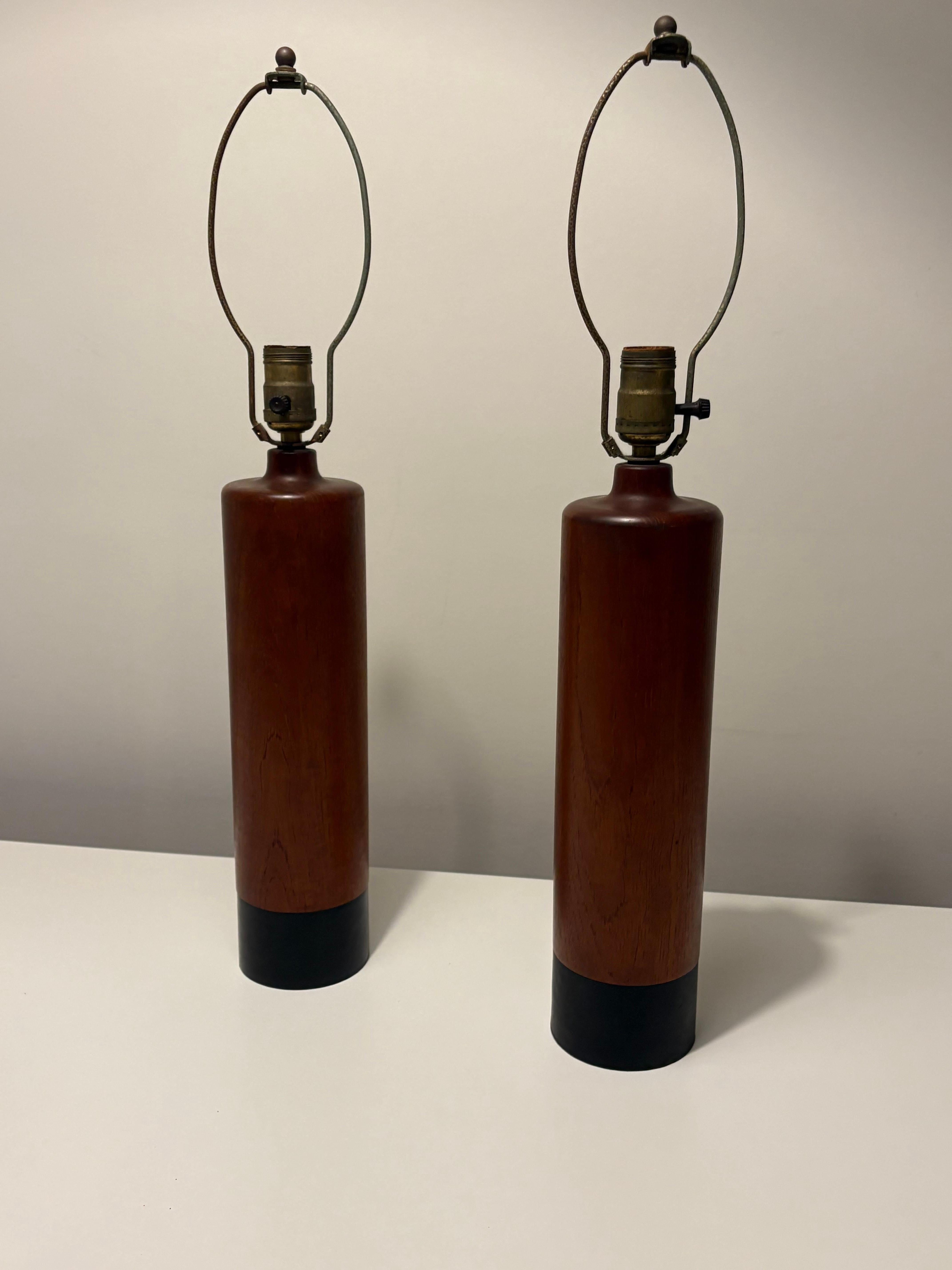 Pareja de lámparas de mesa ESA de teca y cuero modernas danesas de mediados de siglo Danés en venta