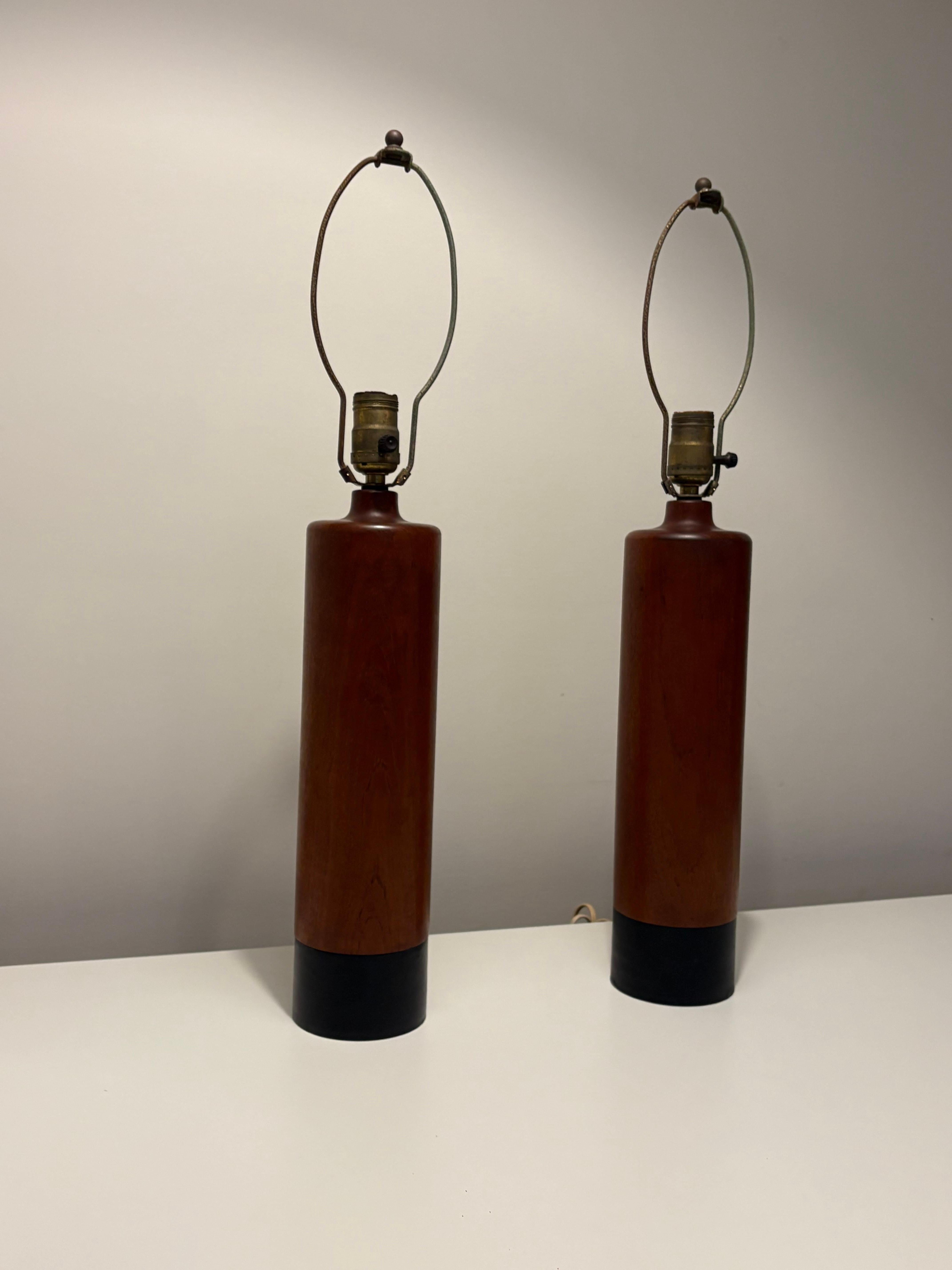 Pareja de lámparas de mesa ESA de teca y cuero modernas danesas de mediados de siglo en Bueno estado para la venta en New York, NY