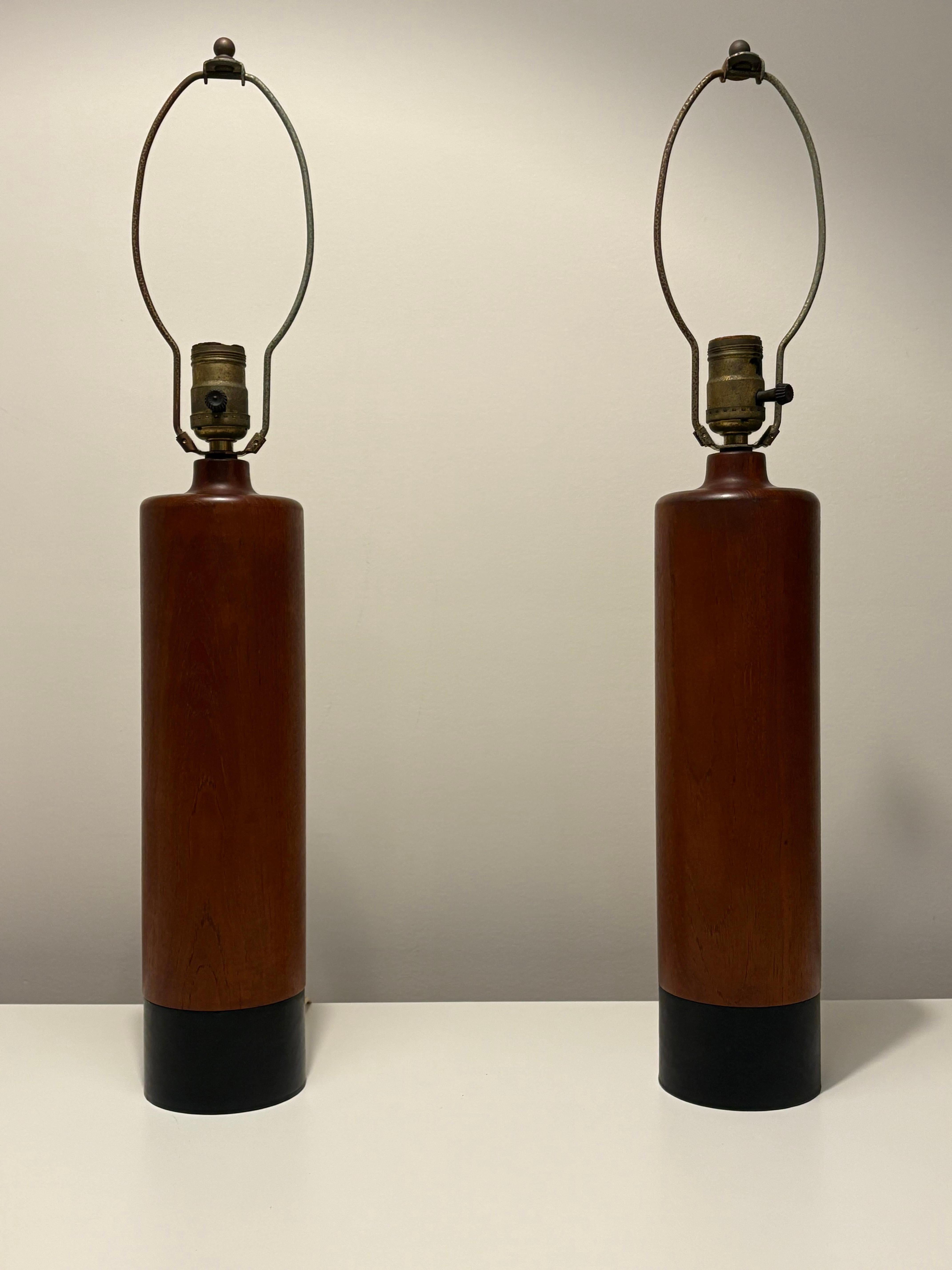Pareja de lámparas de mesa ESA de teca y cuero modernas danesas de mediados de siglo en venta 1