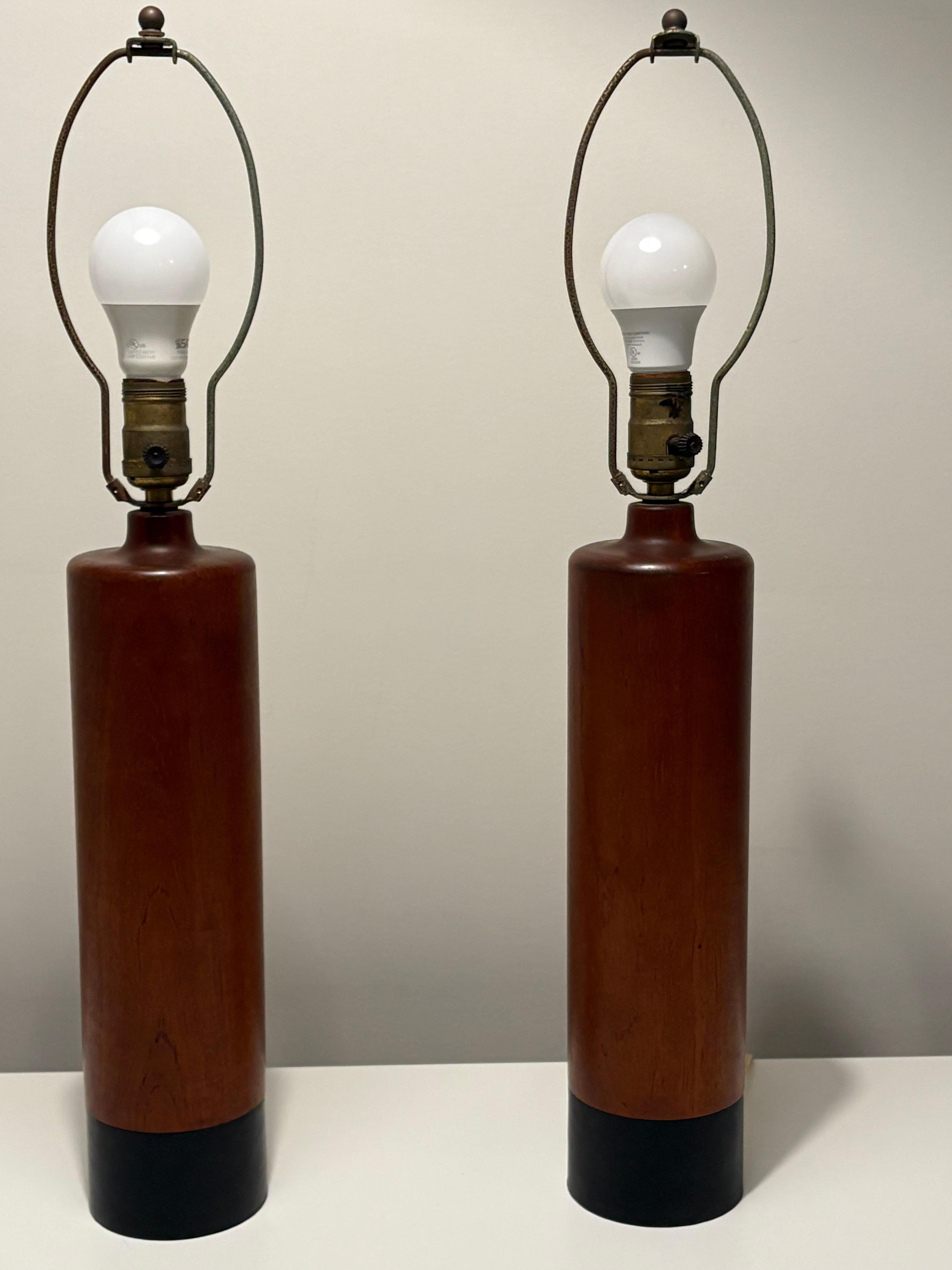 Pareja de lámparas de mesa ESA de teca y cuero modernas danesas de mediados de siglo en venta 2