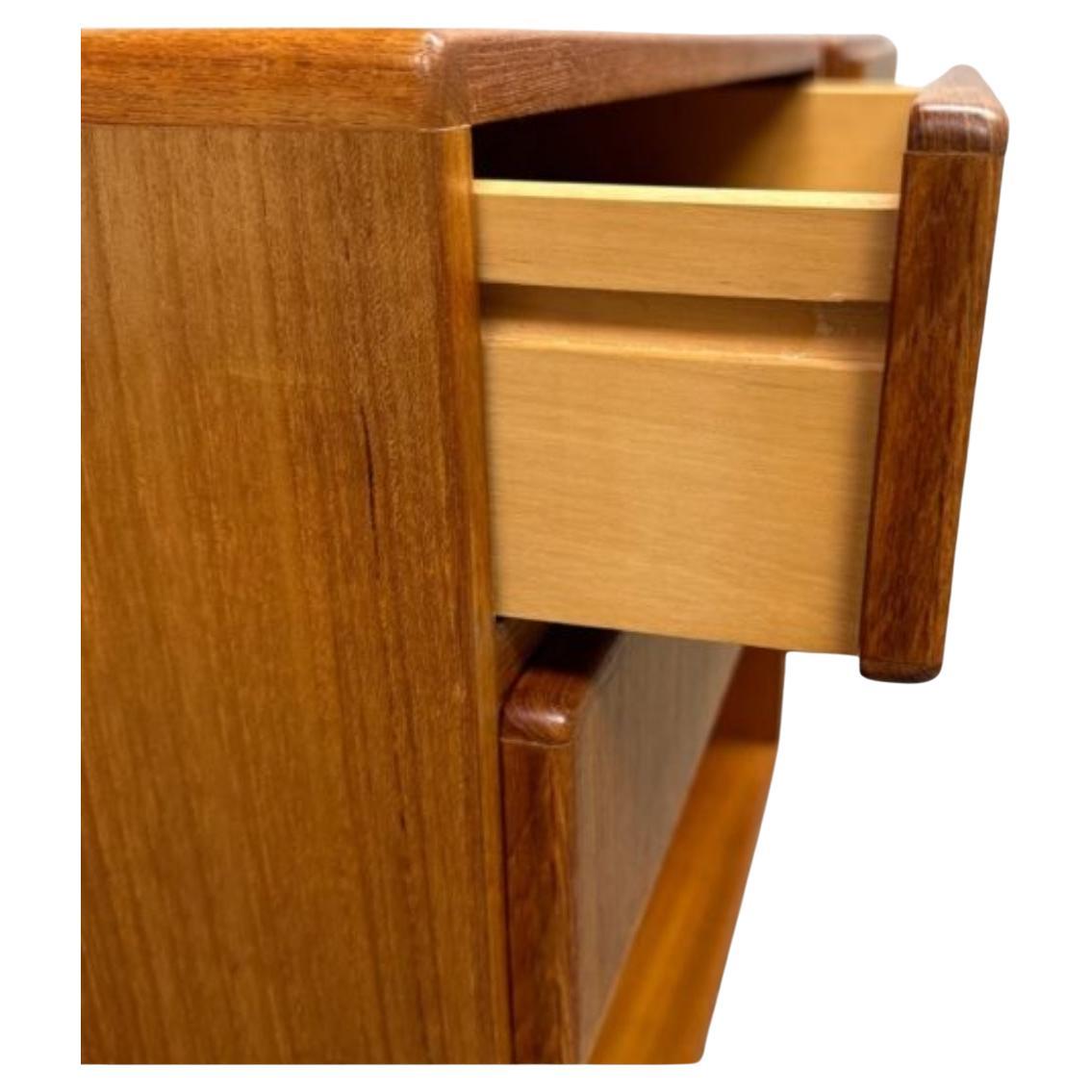 Pair of Mid Century Danish Modern Teak double Drawer Nightstands Denmark Carpintería en venta