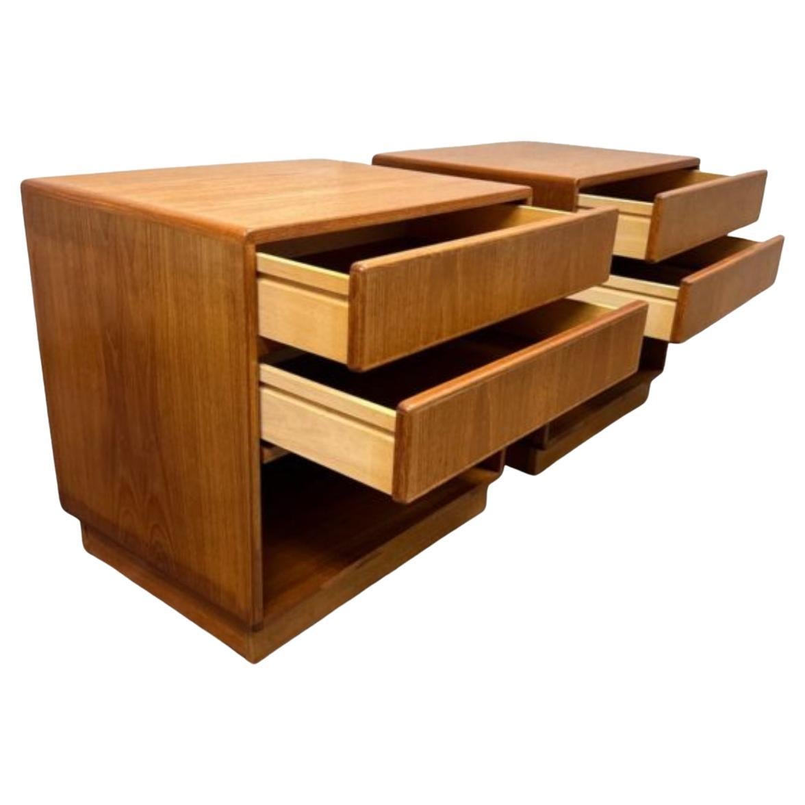Pair of Mid Century Danish Modern Teak double Drawer Nightstands Denmark en Bueno estado para la venta en Brooklyn, NY