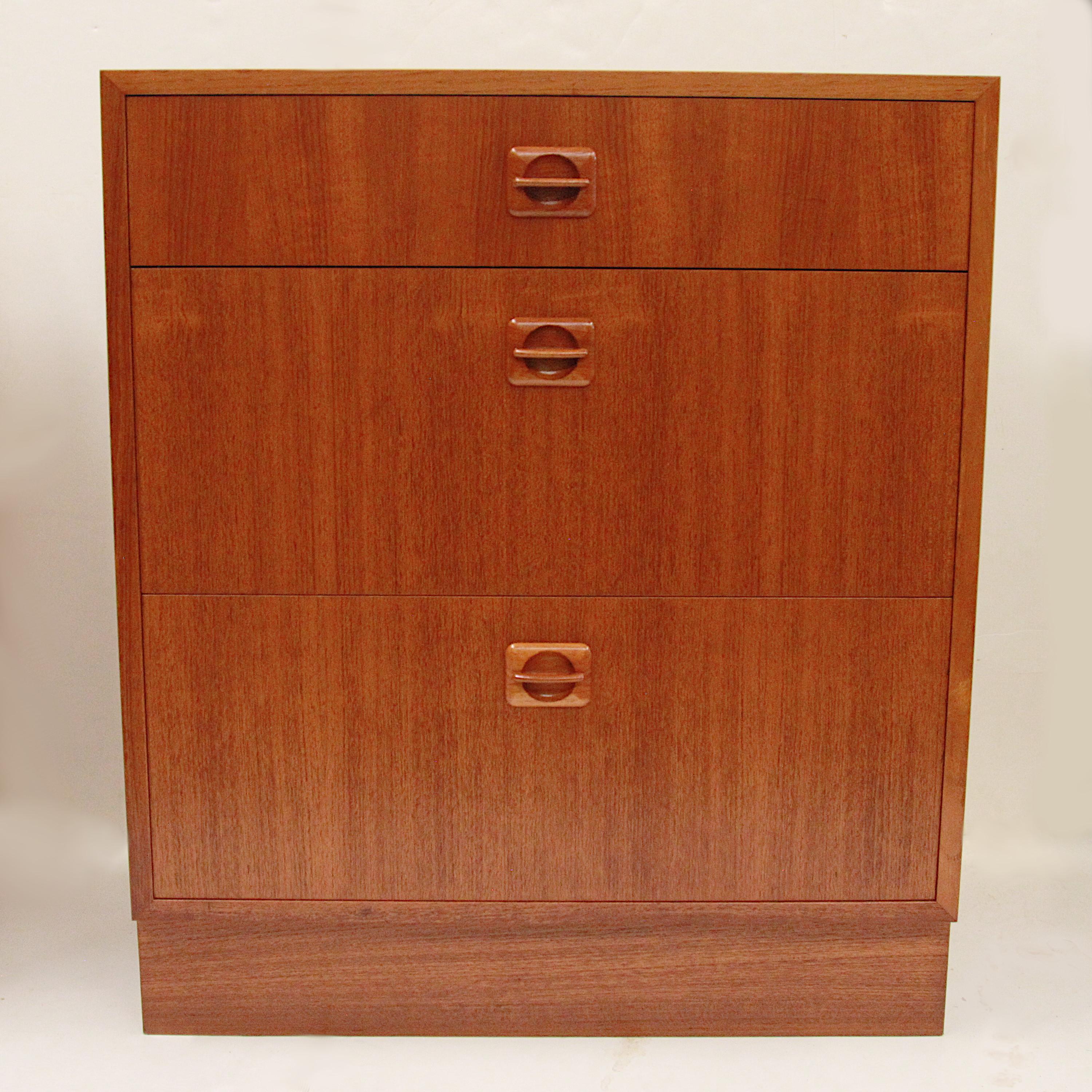 Pair of Midcentury Danish Modern Teak Dressers / Nightstands In Good Condition For Sale In Lafayette, IN