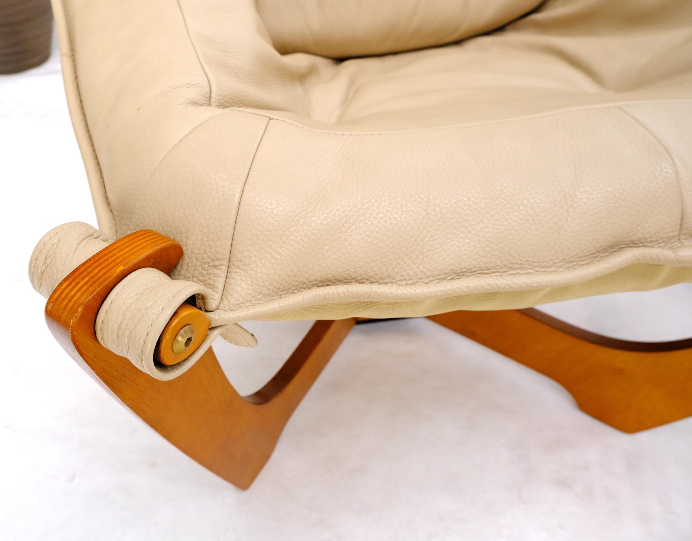 Paire de fauteuils de salon danois modernes du milieu du siècle avec cadres en teck et assise en cuir en vente 5